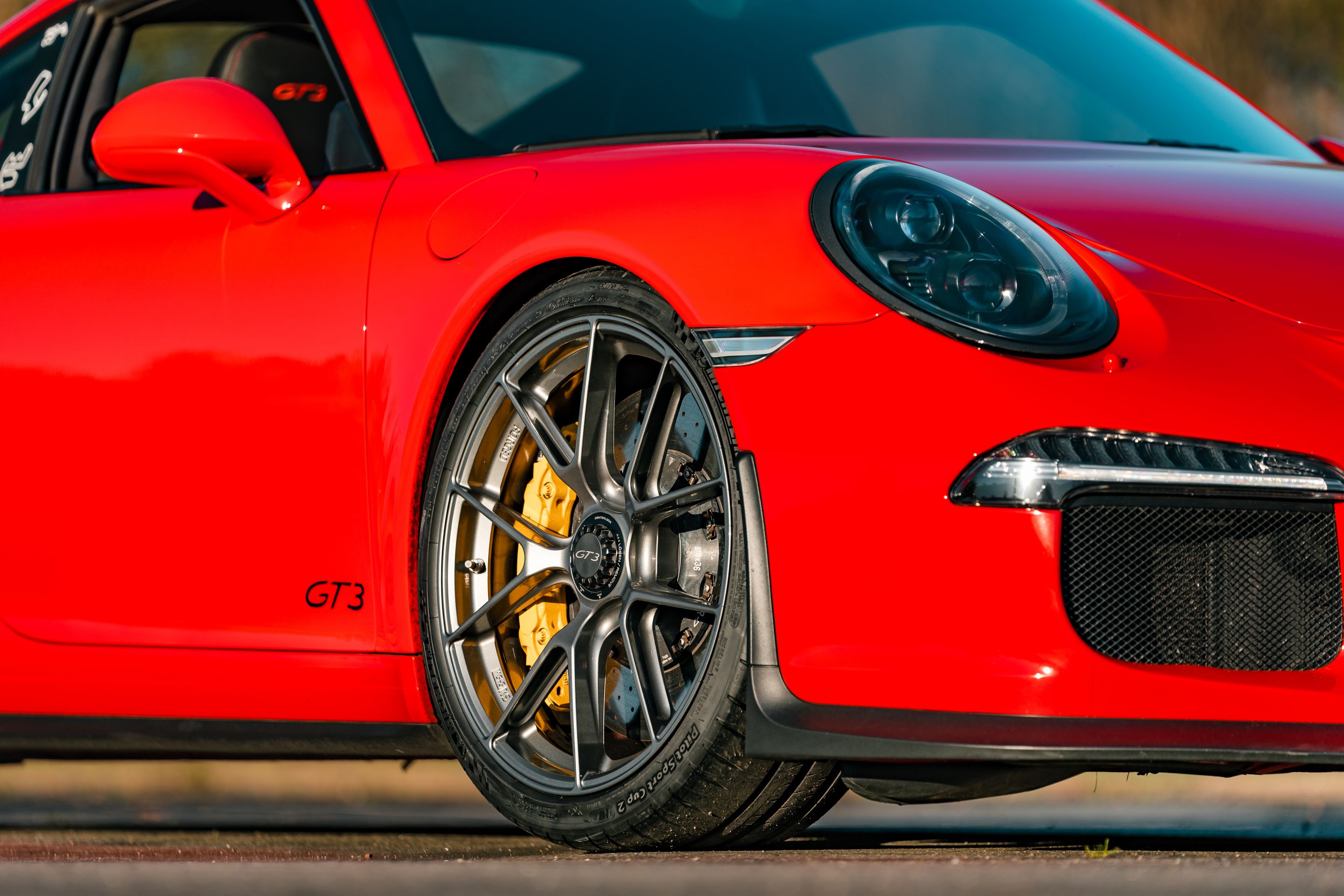 Red Porsche 911 991.1 GT3 with 20" VS-5RS Apex wheels in Anthracite