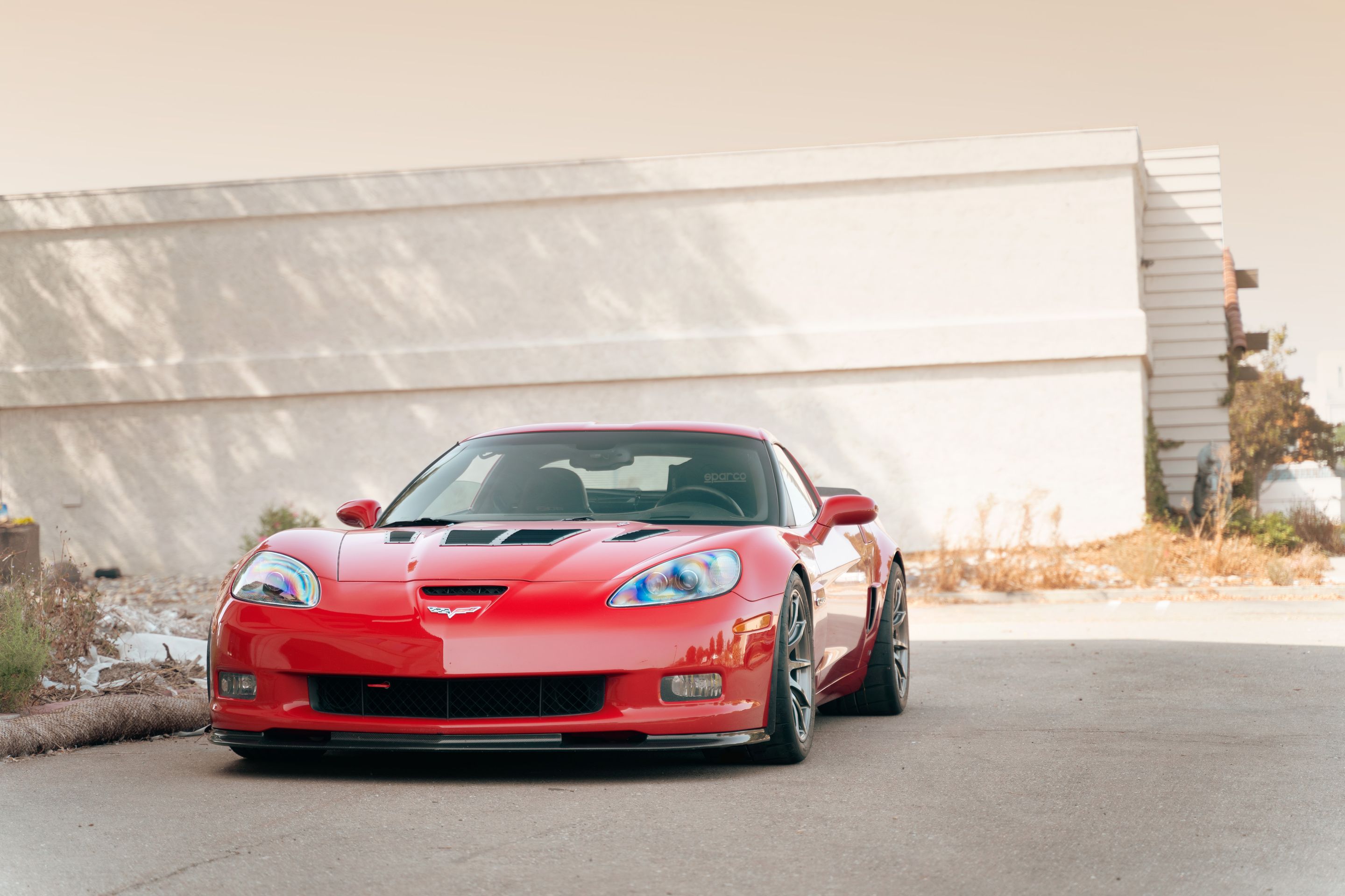 Red Chevrolet C6 Corvette Z06 with 18" SM-10 Apex wheels in Anthracite