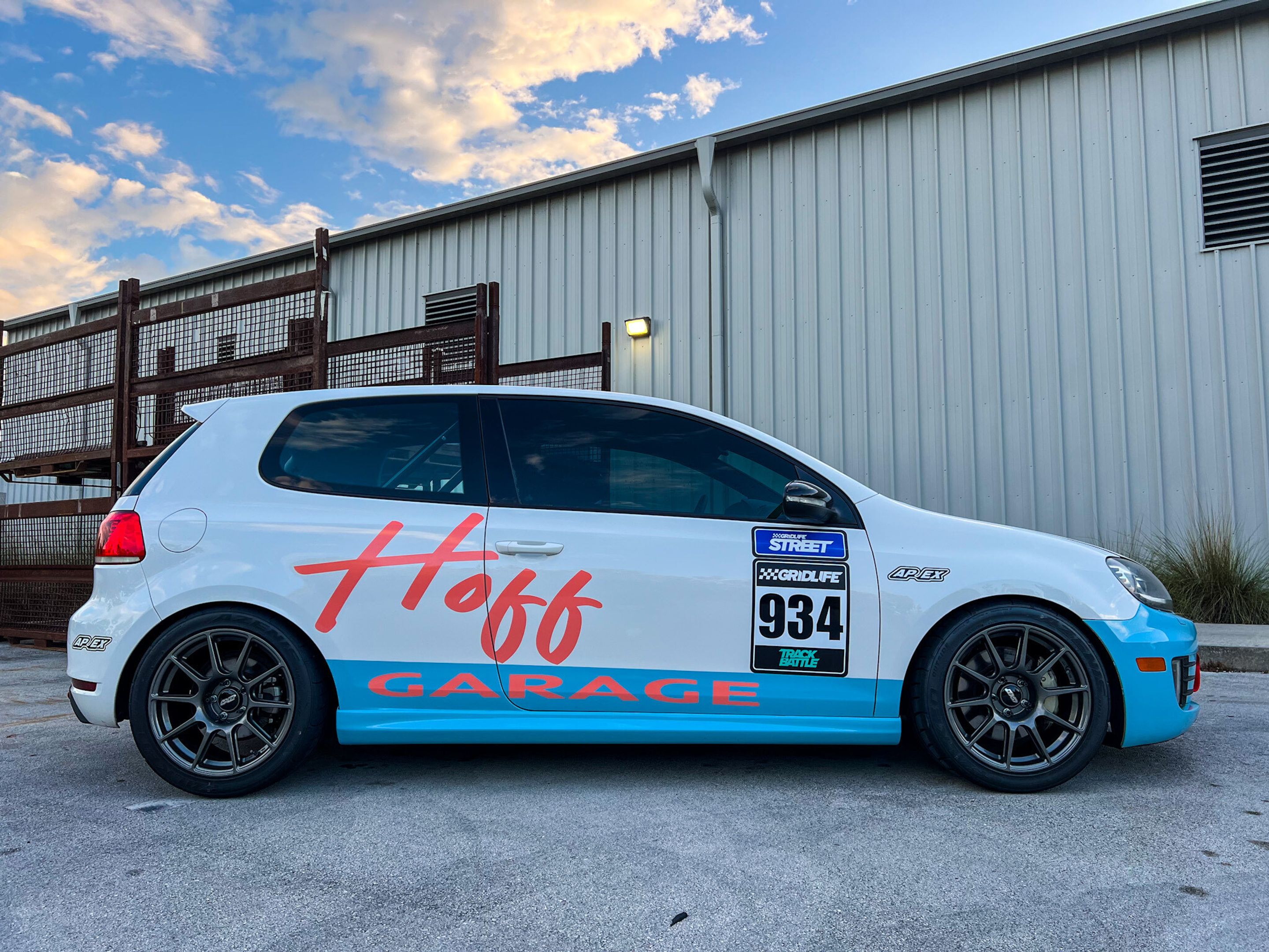 Race Livery VW MK6 GTI with 17" SM-10 Apex wheels in Anthracite