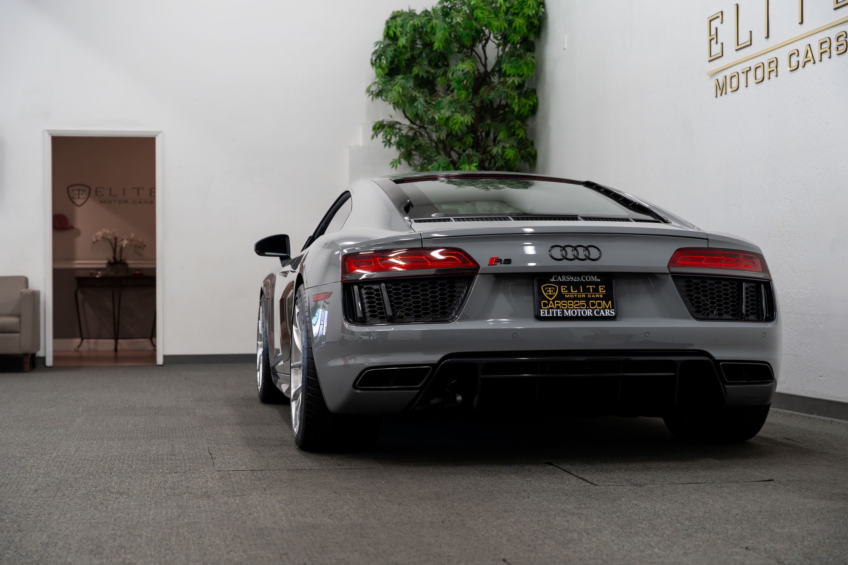 Grey Audi Gen 2 R8 with 19"/20" VS-5RS Apex wheels in Brushed Clear