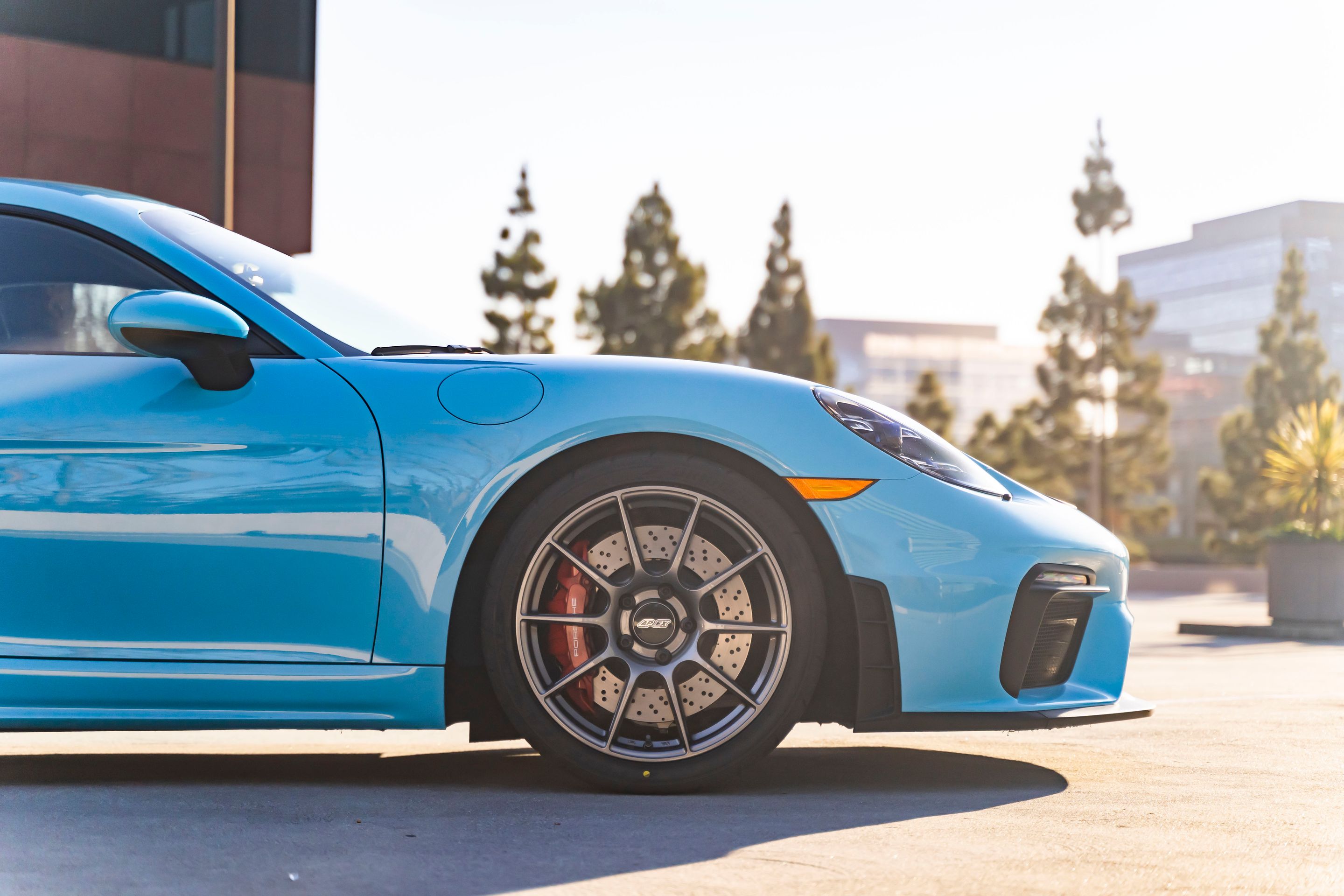 Blue Porsche 718 Cayman GT4 with 19" SM-10 Apex wheels in Anthracite