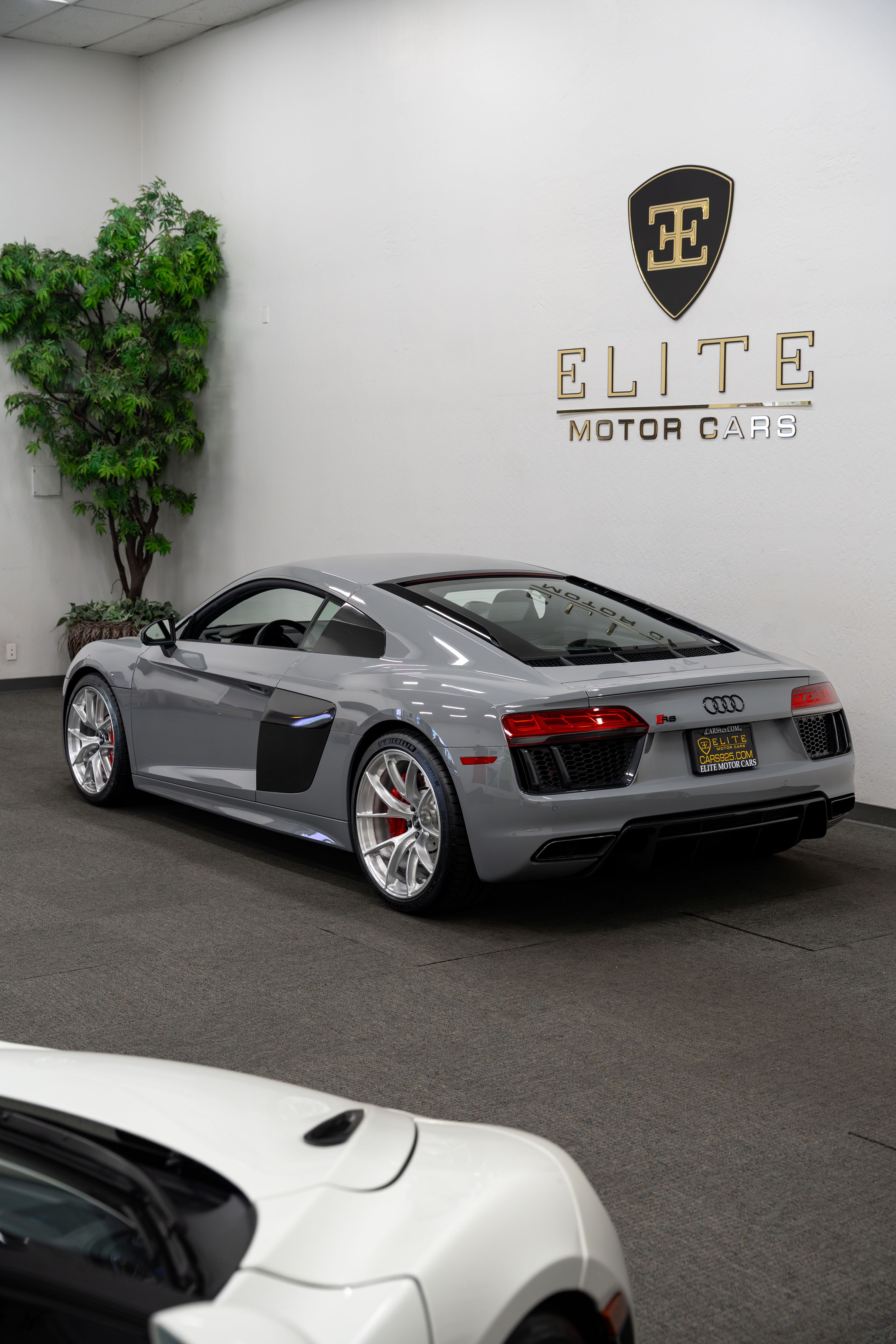 Grey Audi Gen 2 R8 with 19"/20" VS-5RS Apex wheels in Brushed Clear