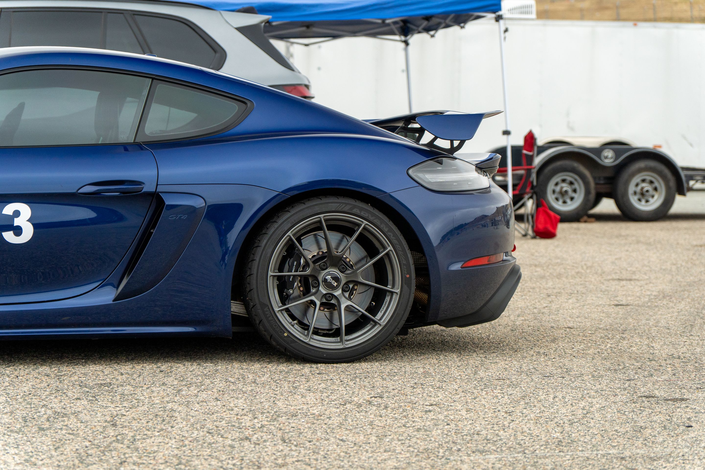 Blue Porsche 718 Cayman GT4 with 19" VS-5RS Apex wheels in Anthracite