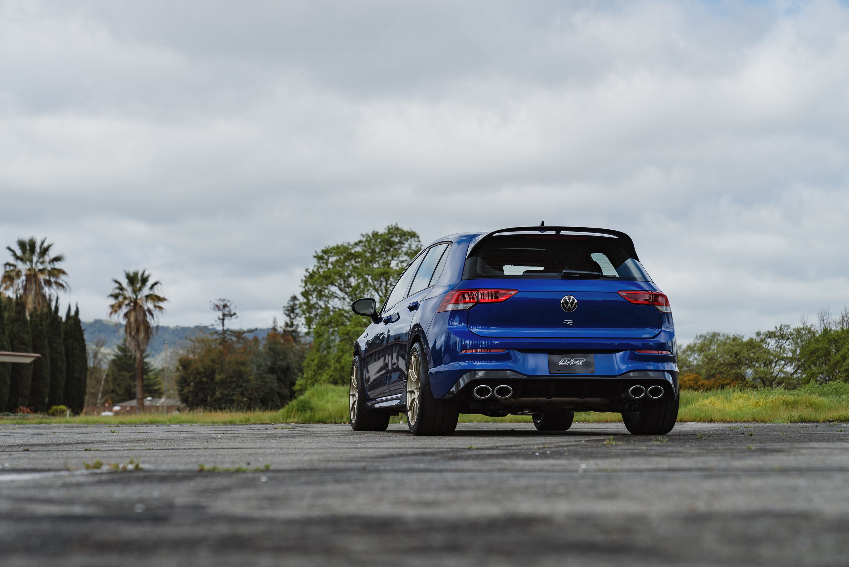Blue VW MK8 Golf R with 18" SM-10RS Apex wheels in Motorsport Gold