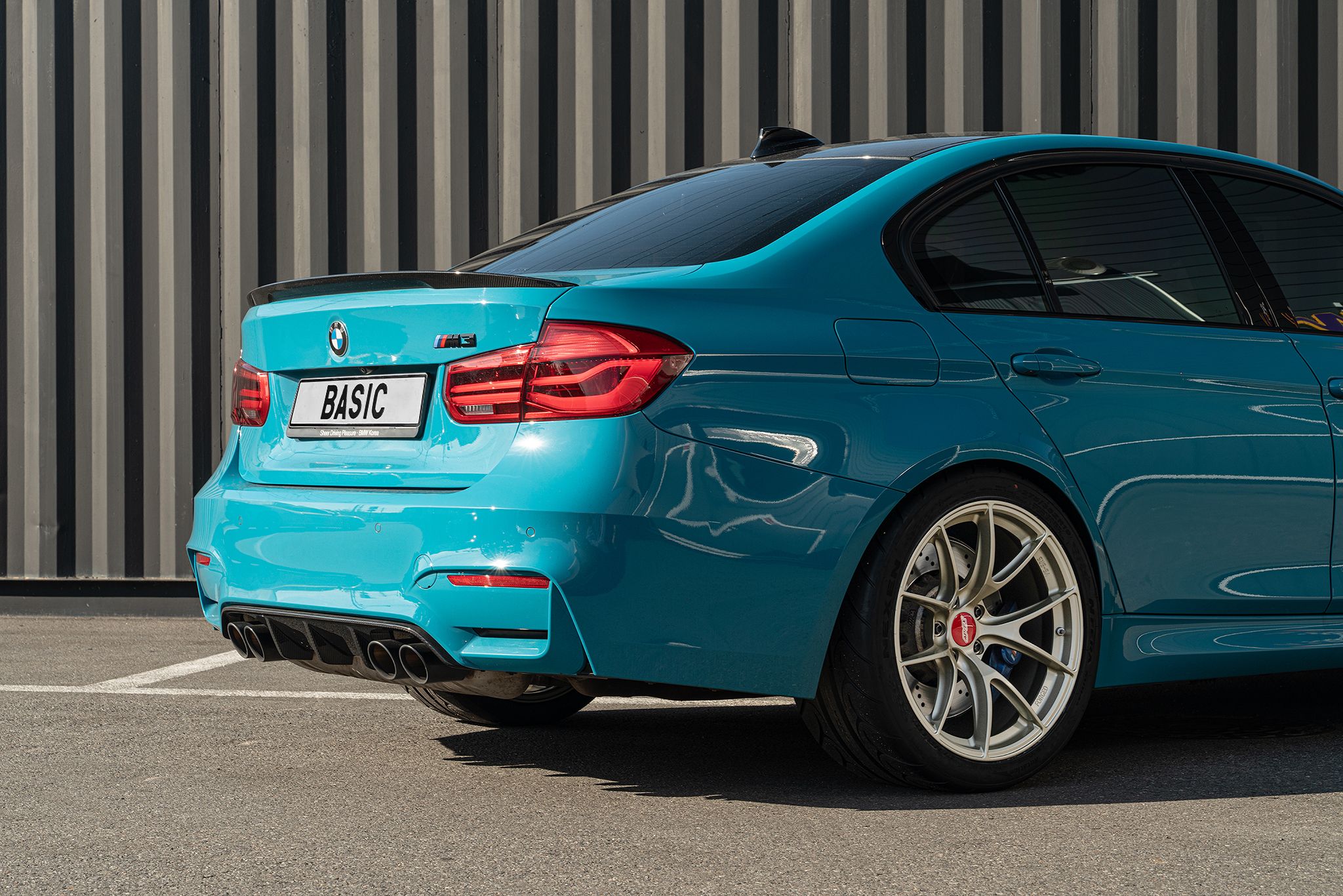 Blue BMW F80 M3 with 19" VS-5RS Apex wheels in Motorsport Gold