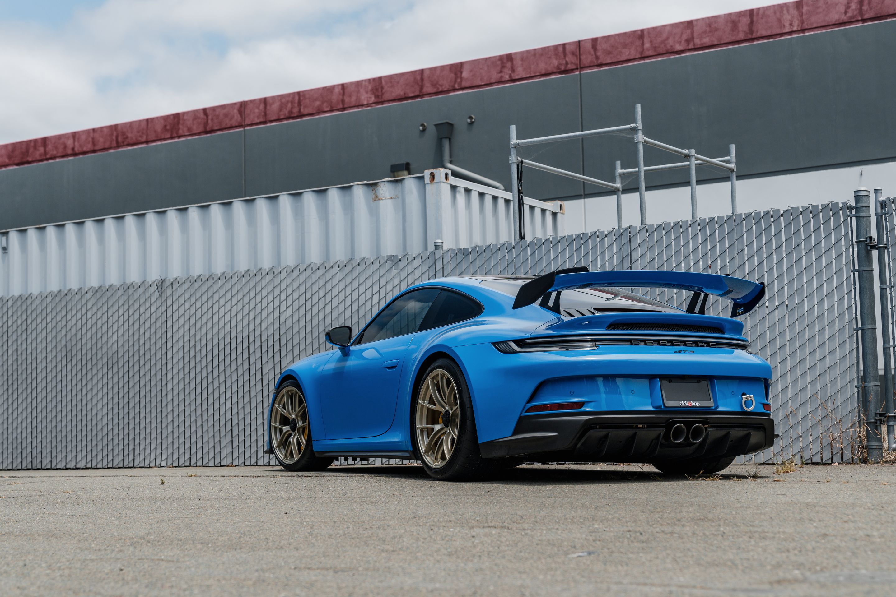 Blue Porsche 911 992.1 GT3 with 20" VS-5RS Apex wheels in Motorsport Gold