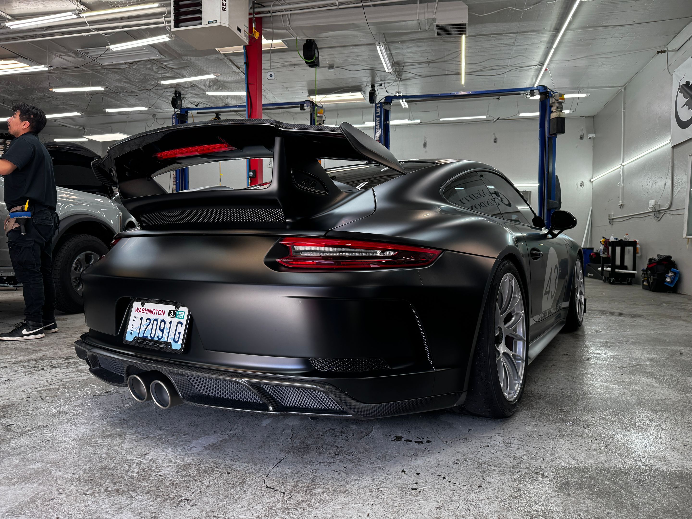 Black Porsche 911 991.2 GT3 with 19" EC-7RS Apex wheels in Race Silver