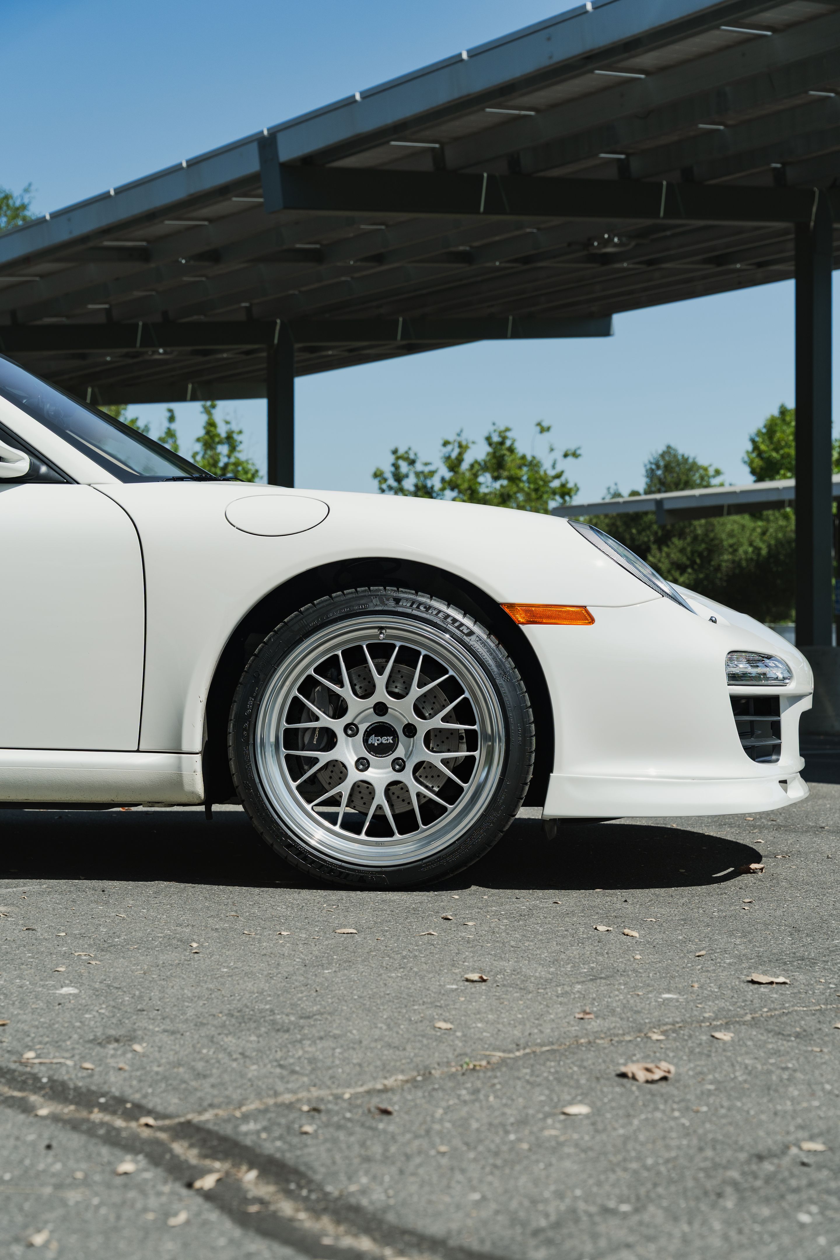 White Porsche 911 997 Carrera with 19" ML-10RT Apex wheels in Machined Lip Race Silver