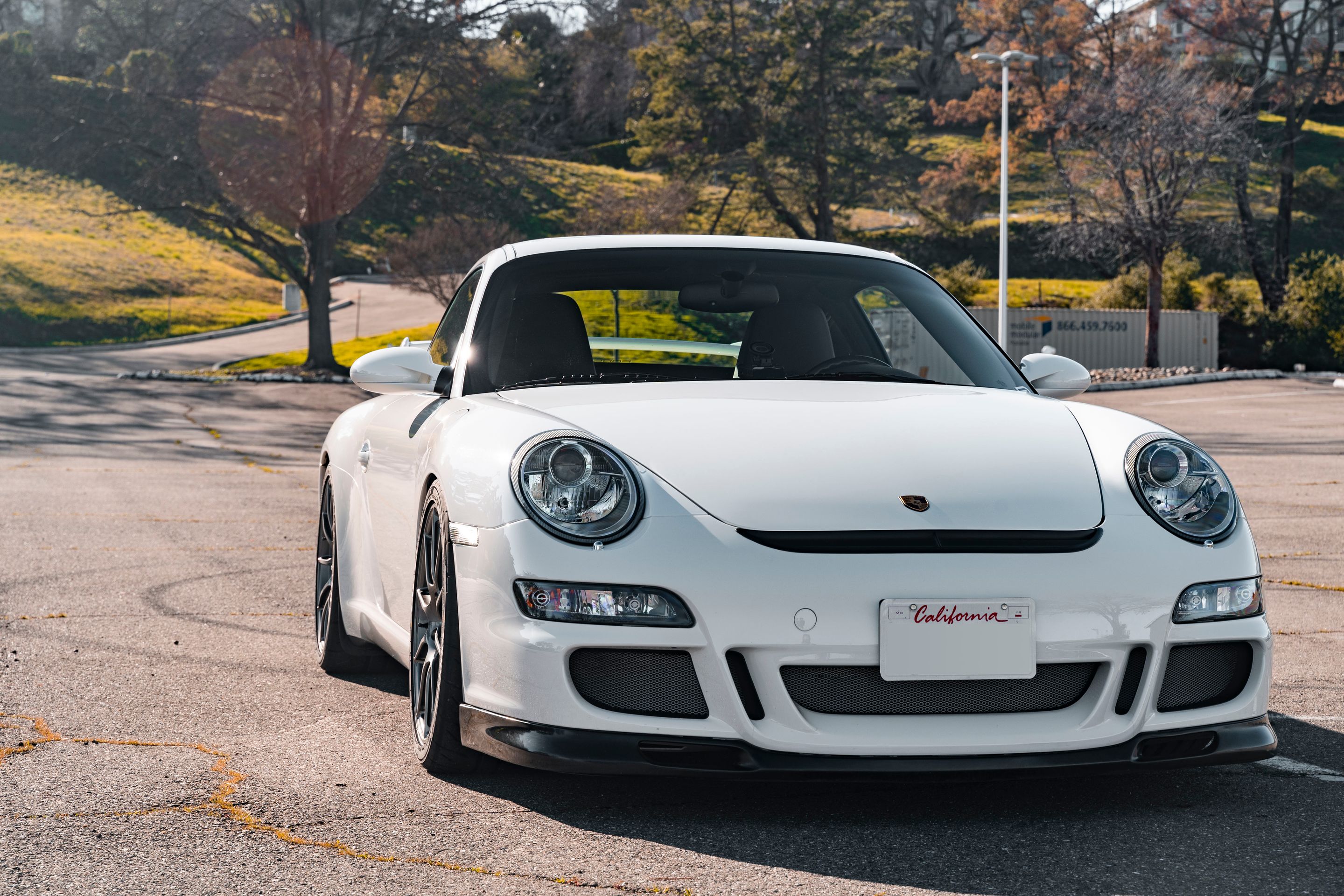 White Porsche 911 997 GT3 with 19" SM-10 Apex wheels in Anthracite