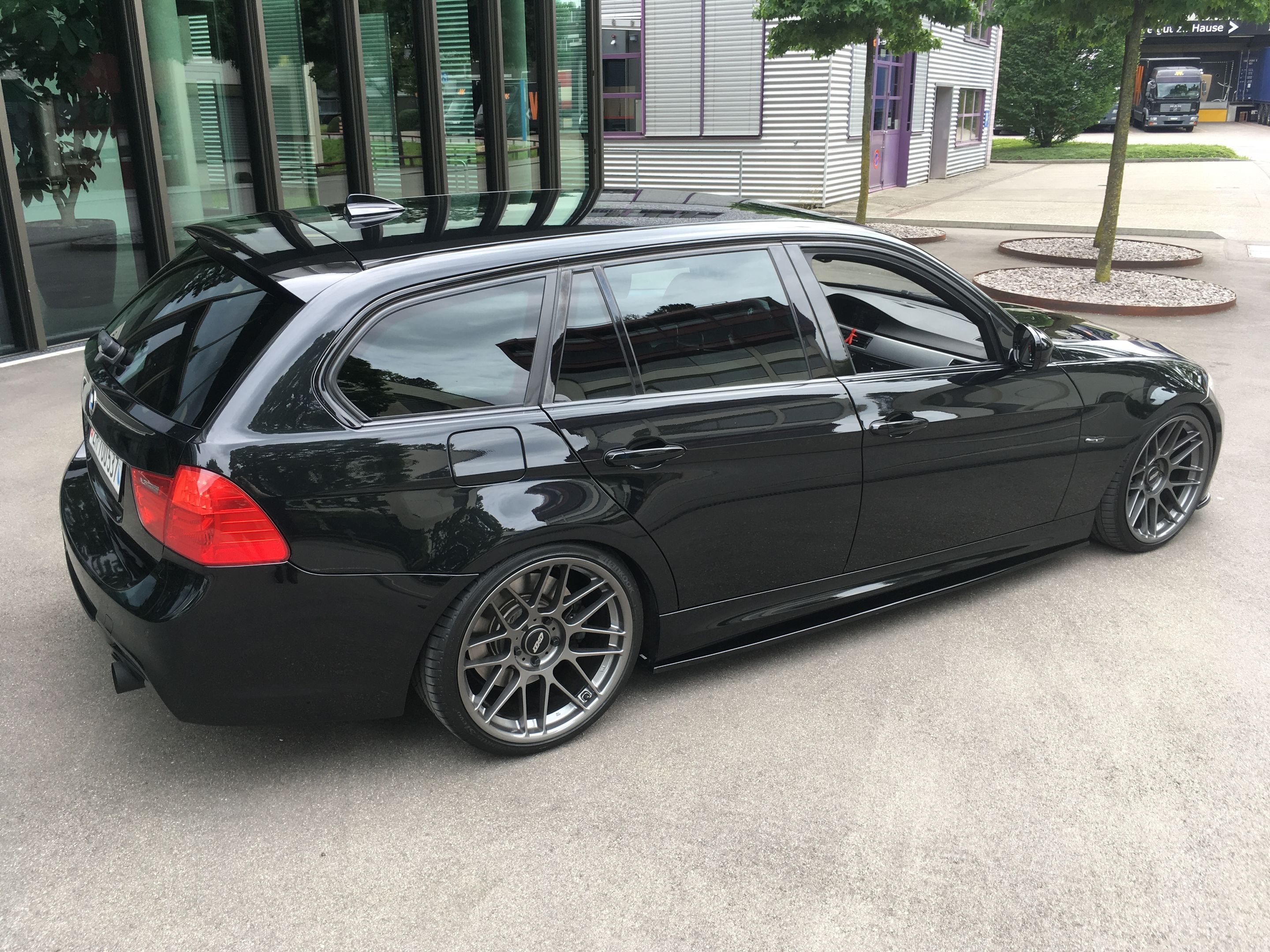 Black BMW E91 LCI Wagon 3 Series with 19" ARC-8 Apex wheels in Anthracite
