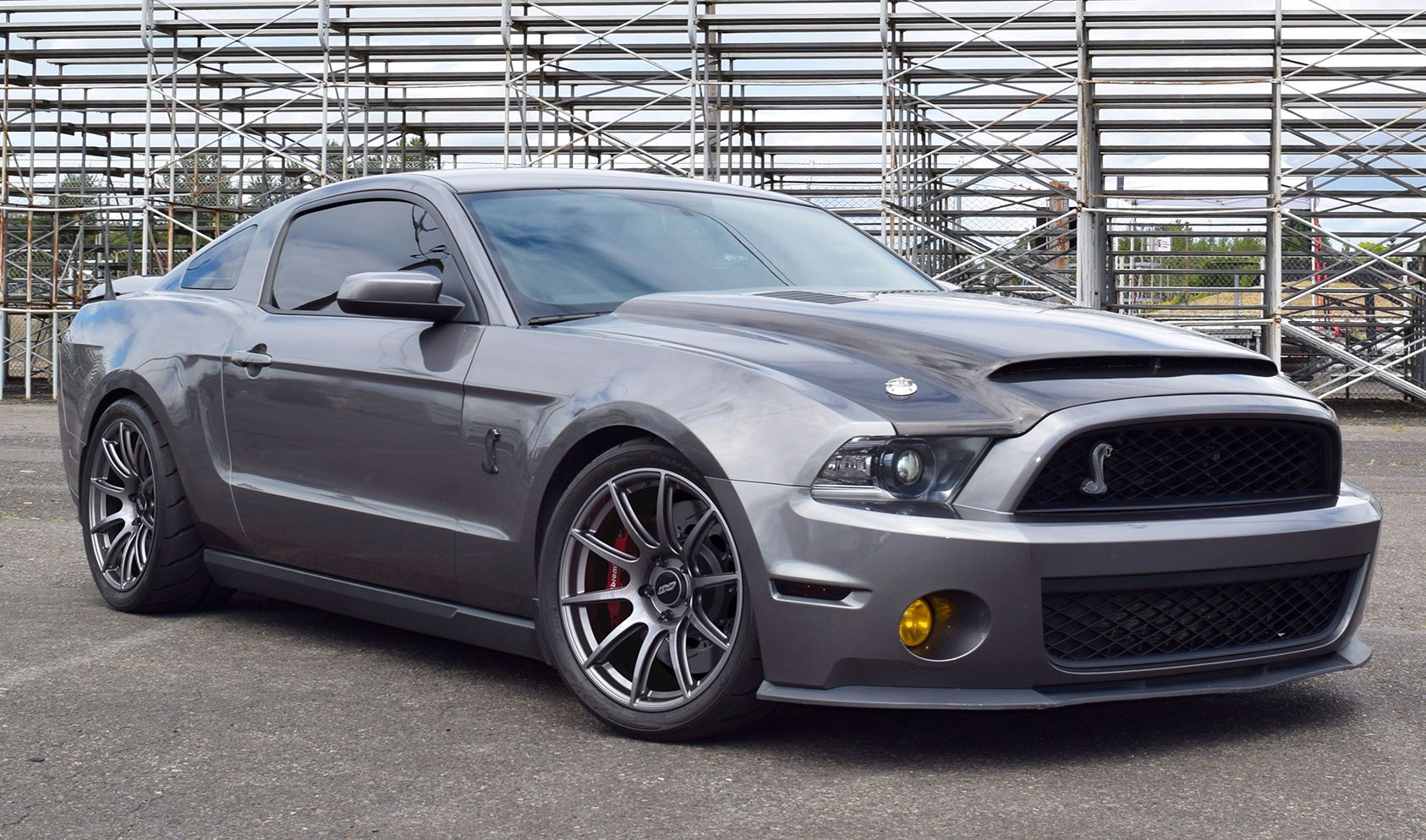 Grey Ford S197 Mustang GT500 with 19" SM-10 Apex wheels in Anthracite