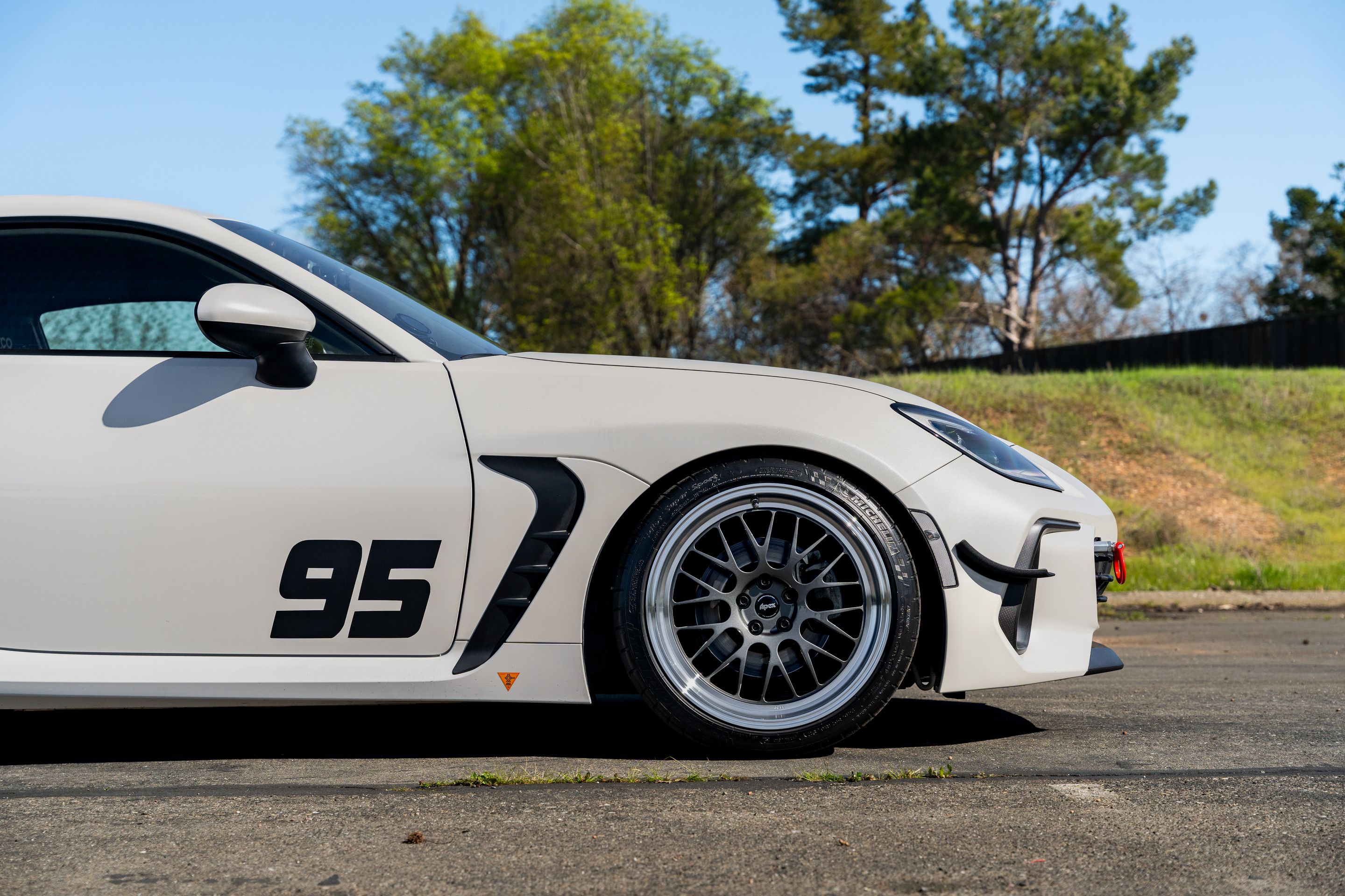 White Subaru ZD8 / Gen 2 BRZ with 18" ML-10RT Apex wheels in Machined Lip Anthracite