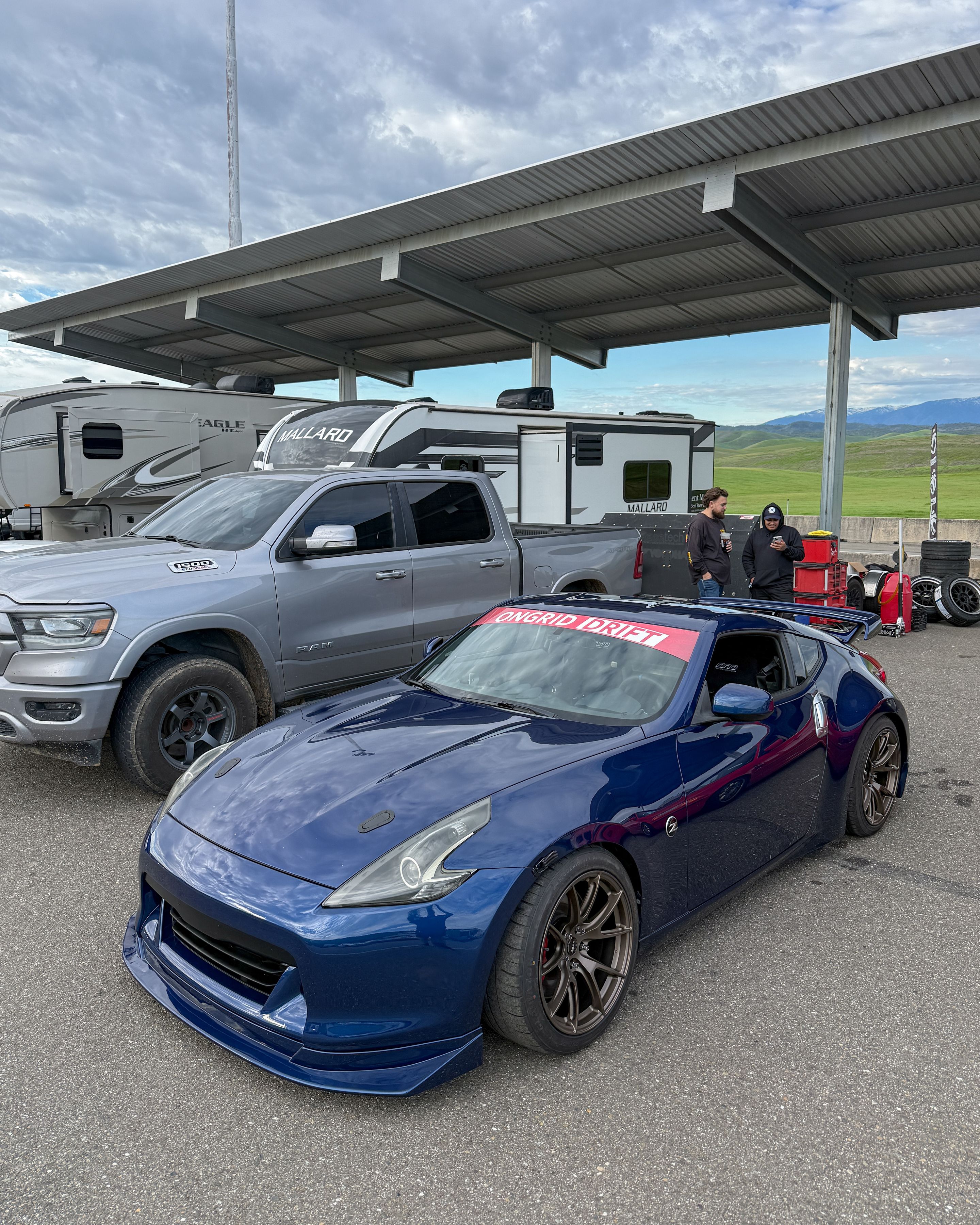 Blue Nissan 370Z with 18" VS-5 Apex wheels in Satin Bronze