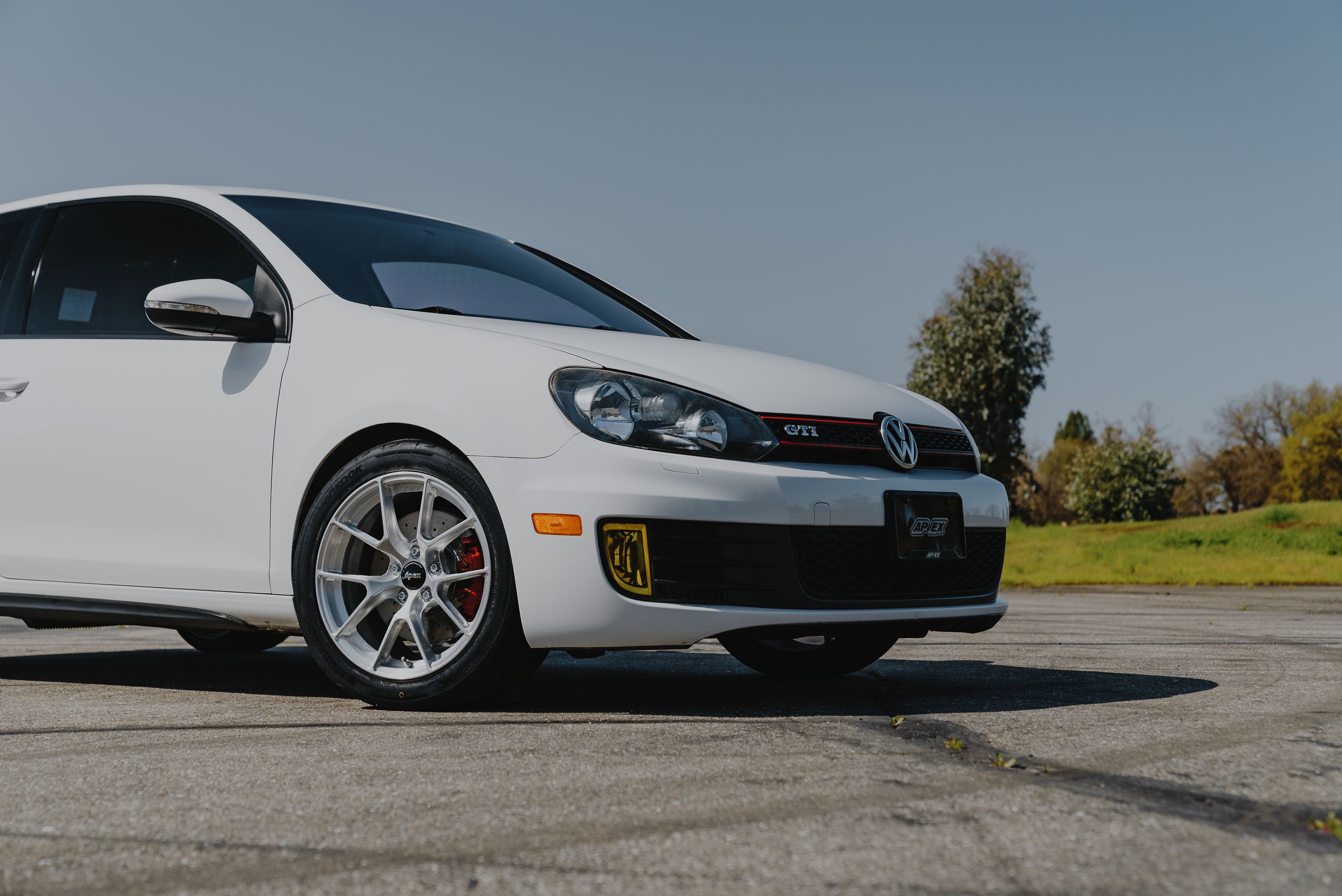 White VW MK6 GTI with 17" VS-5RS Apex wheels in Brushed Clear