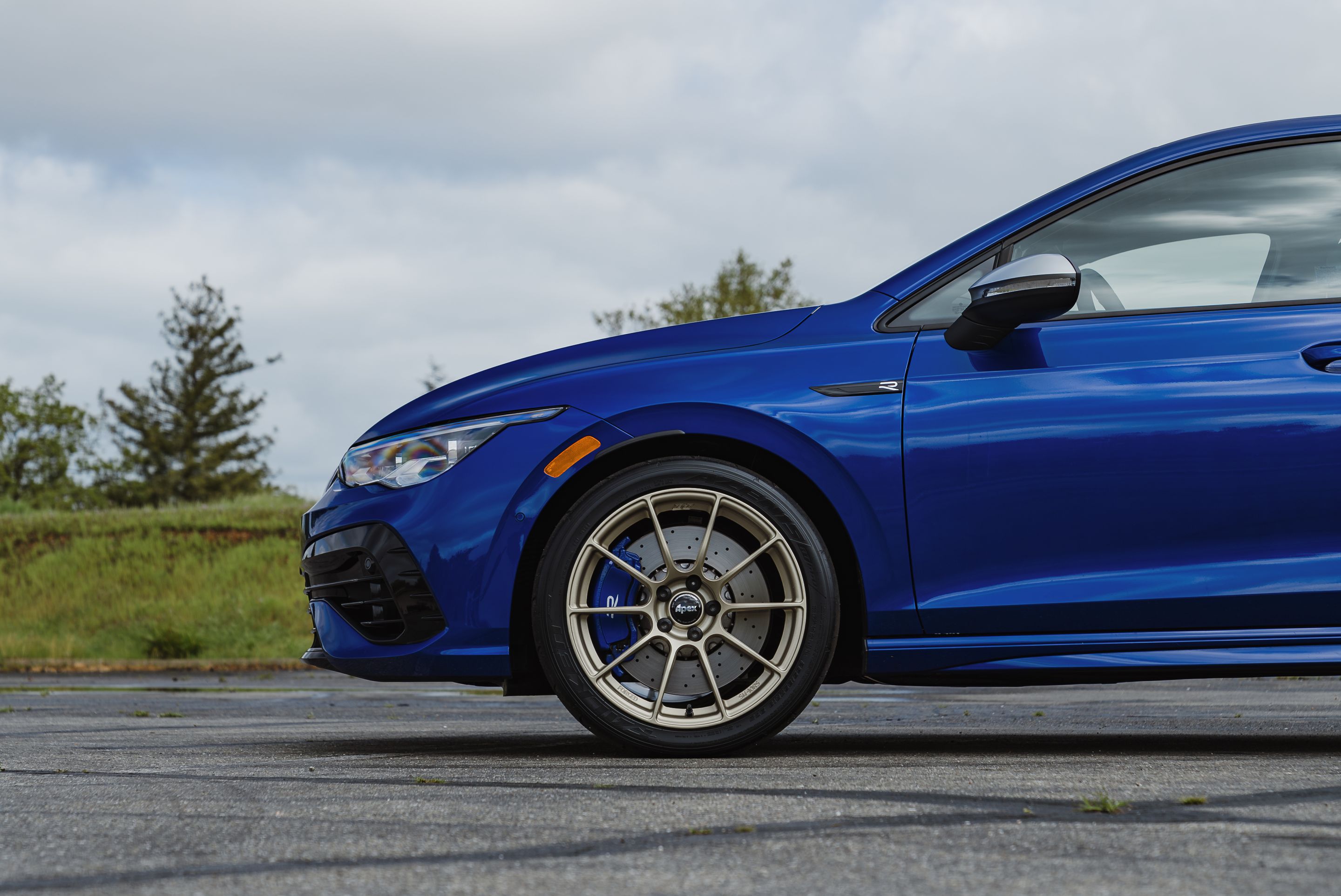 Blue VW MK8 Golf R with 18" SM-10RS Apex wheels in Motorsport Gold