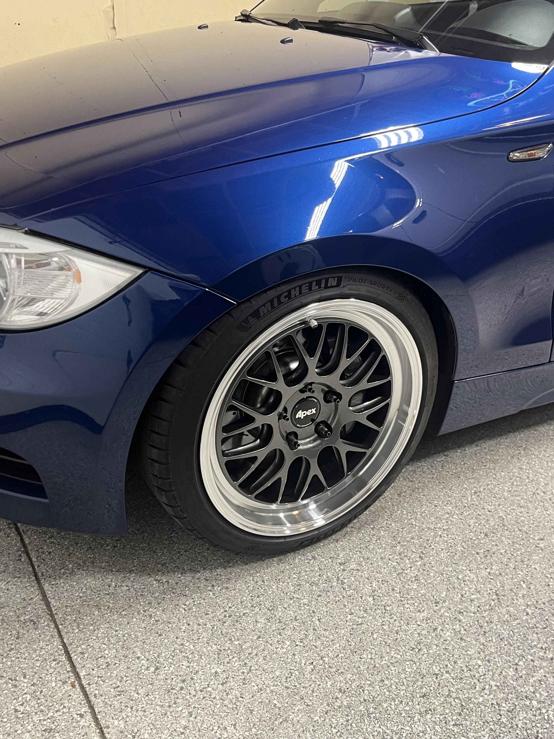 Blue BMW E82 Coupe 1 Series with 18" ML-10RT Apex wheels in Machined Lip Anthracite