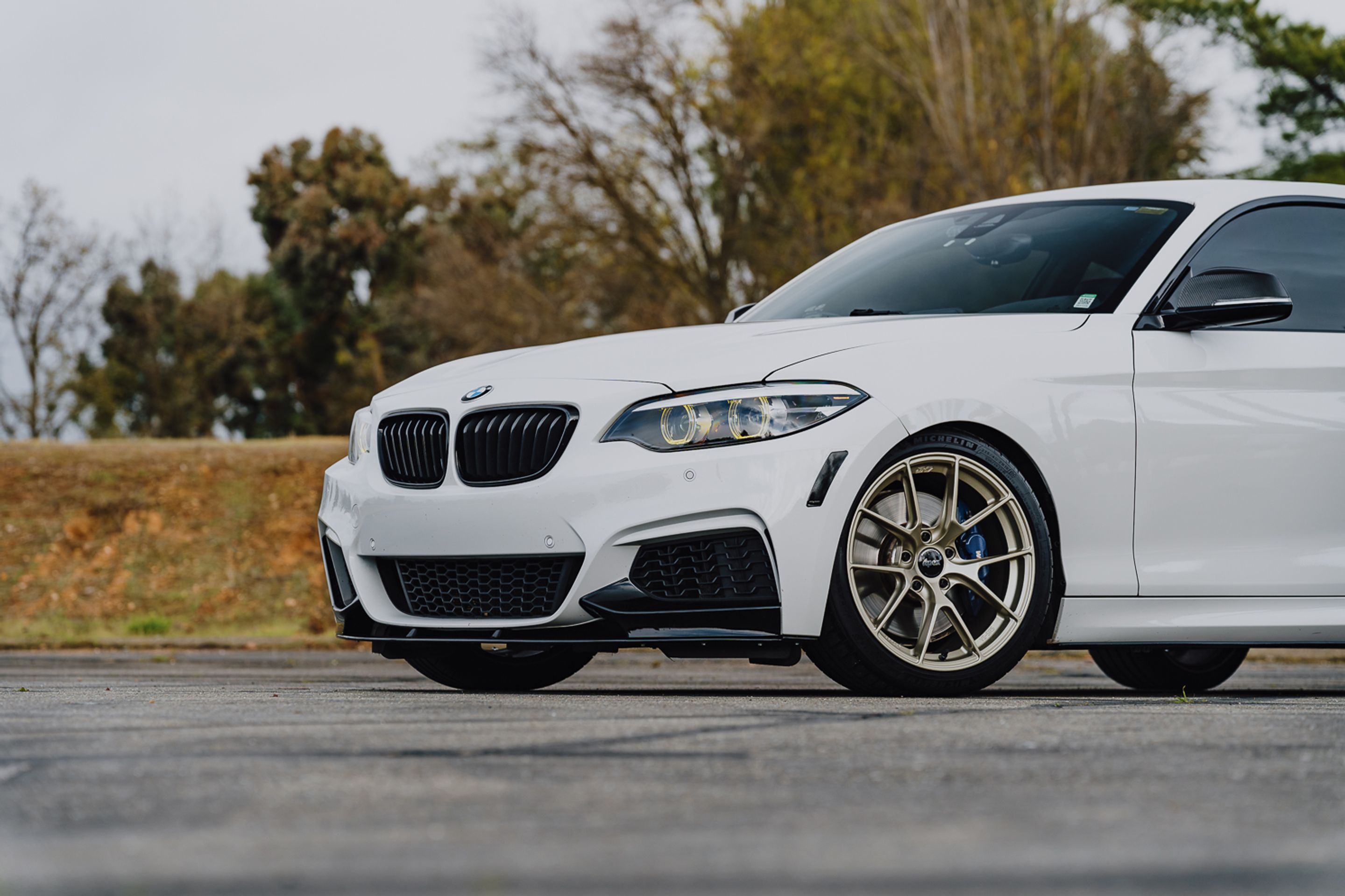 White BMW F22 Coupe 2 Series with 18" VS-5RS Apex wheels in Motorsport Gold