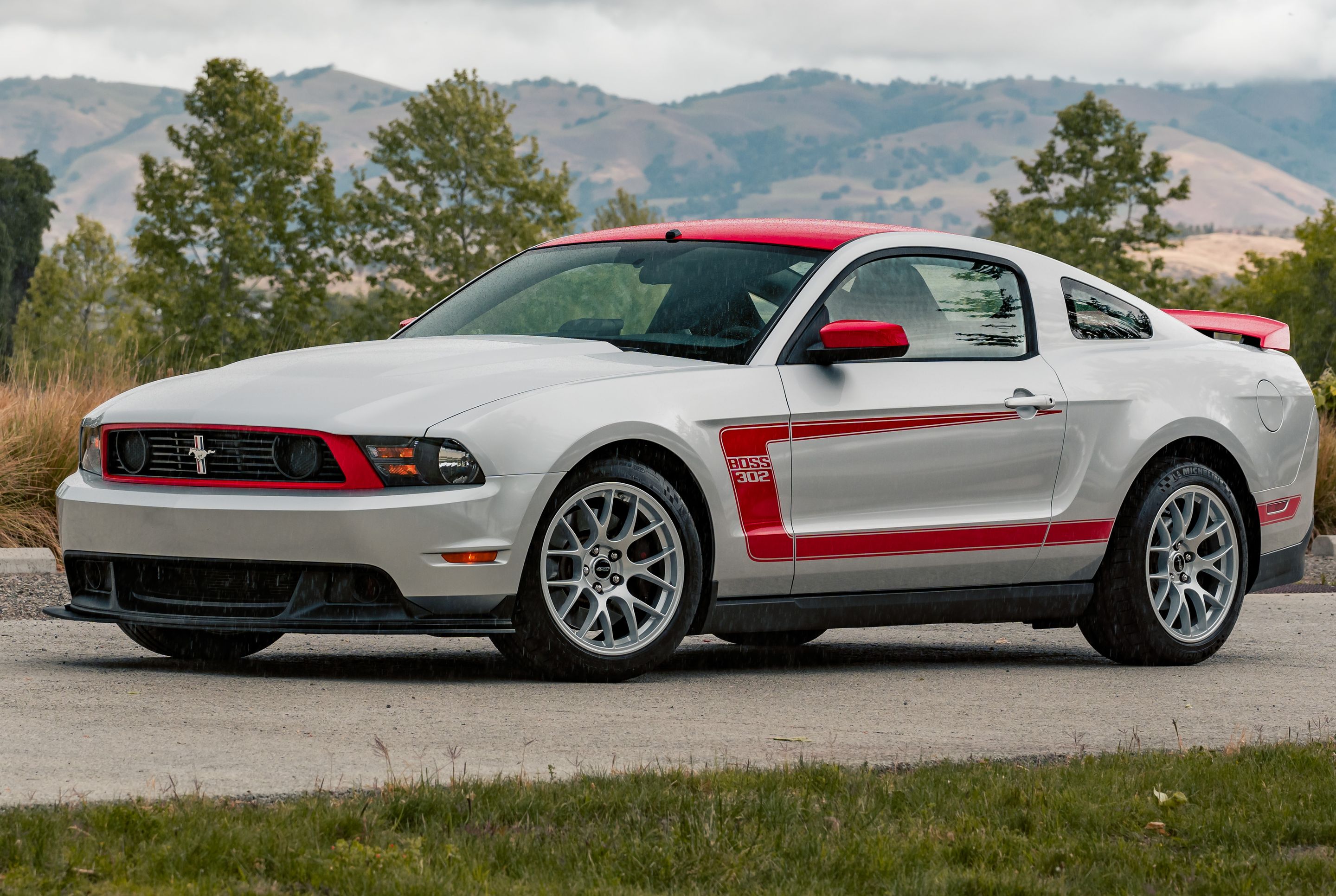 Silver Ford S197 Mustang Boss 302 with 18" EC-7 Apex wheels in Race Silver