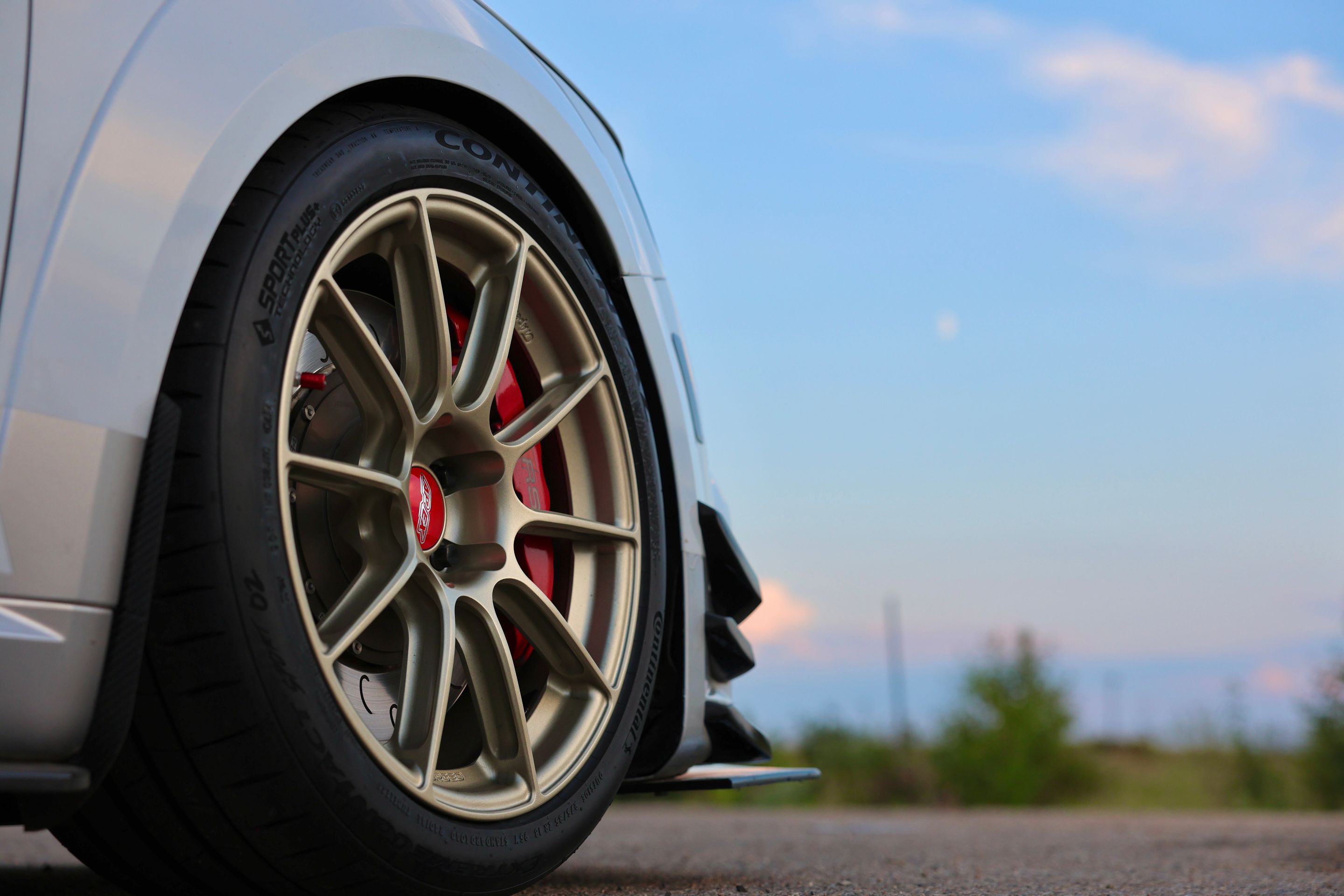 White Audi FV/8S TT RS with 18" SM-10RS Apex wheels in Motorsport Gold