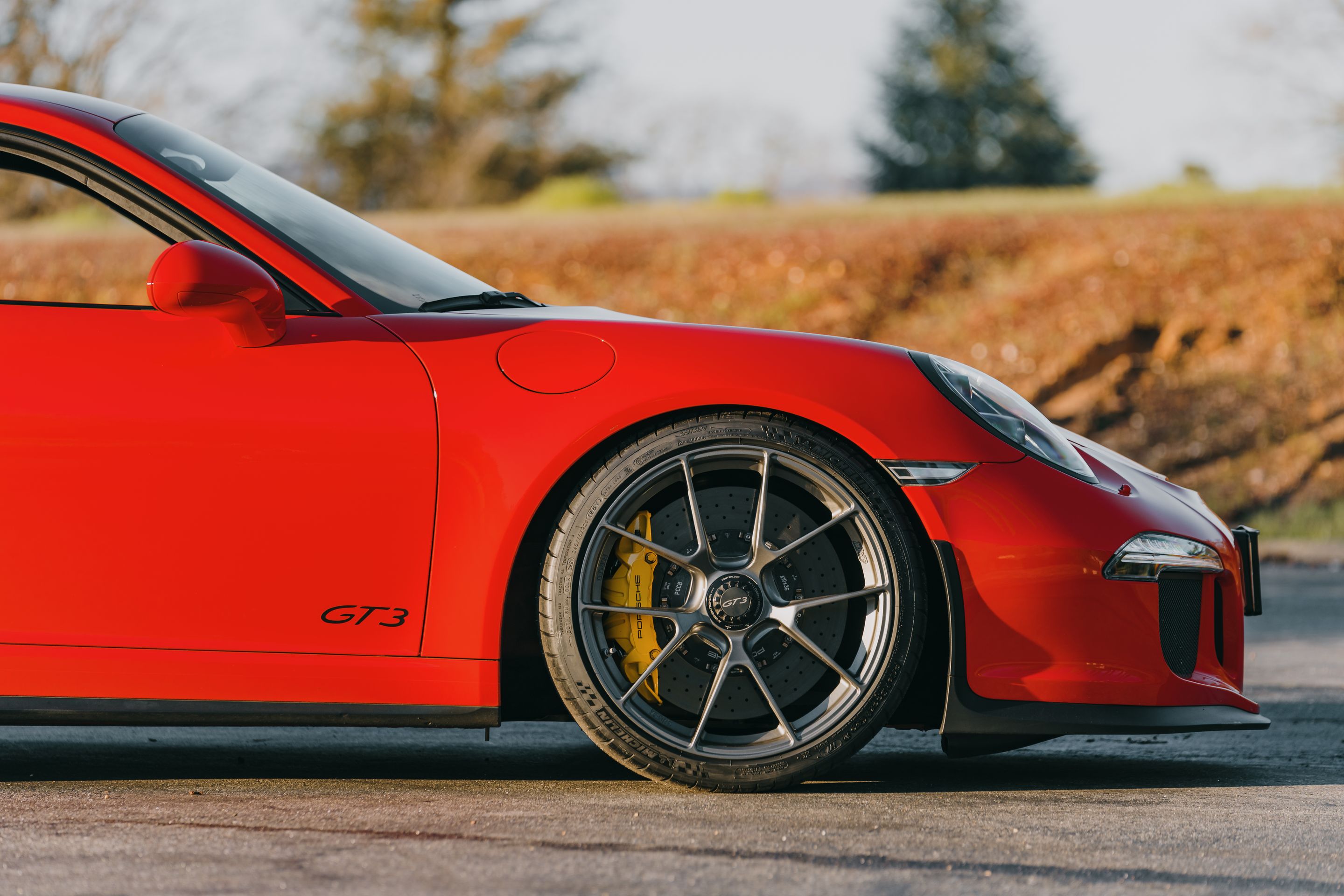 Red Porsche 911 991.1 GT3 with 20" VS-5RS Apex wheels in Anthracite
