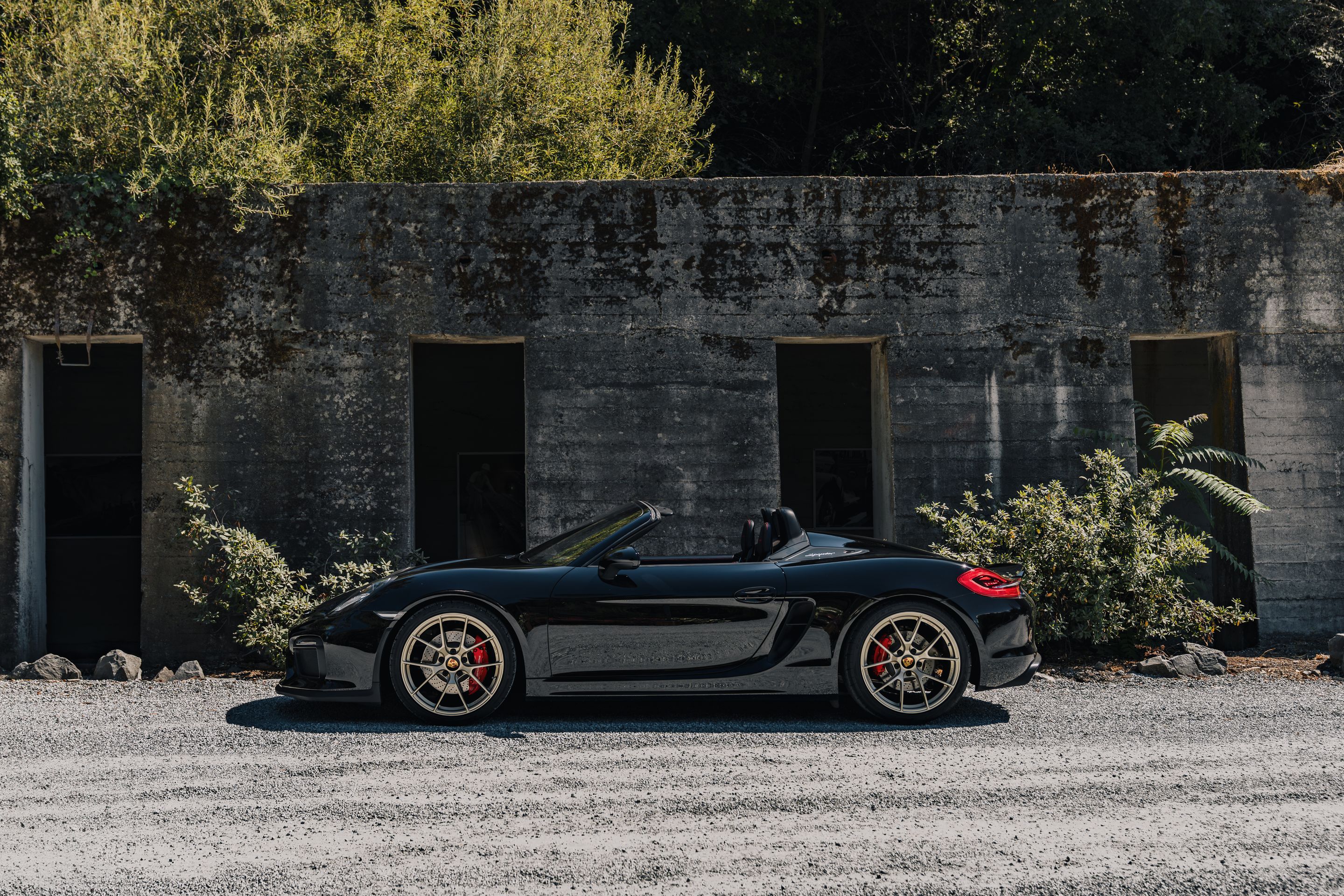 Black Porsche 981 Spyder with 20" VS-5RS Apex wheels in Motorsport Gold