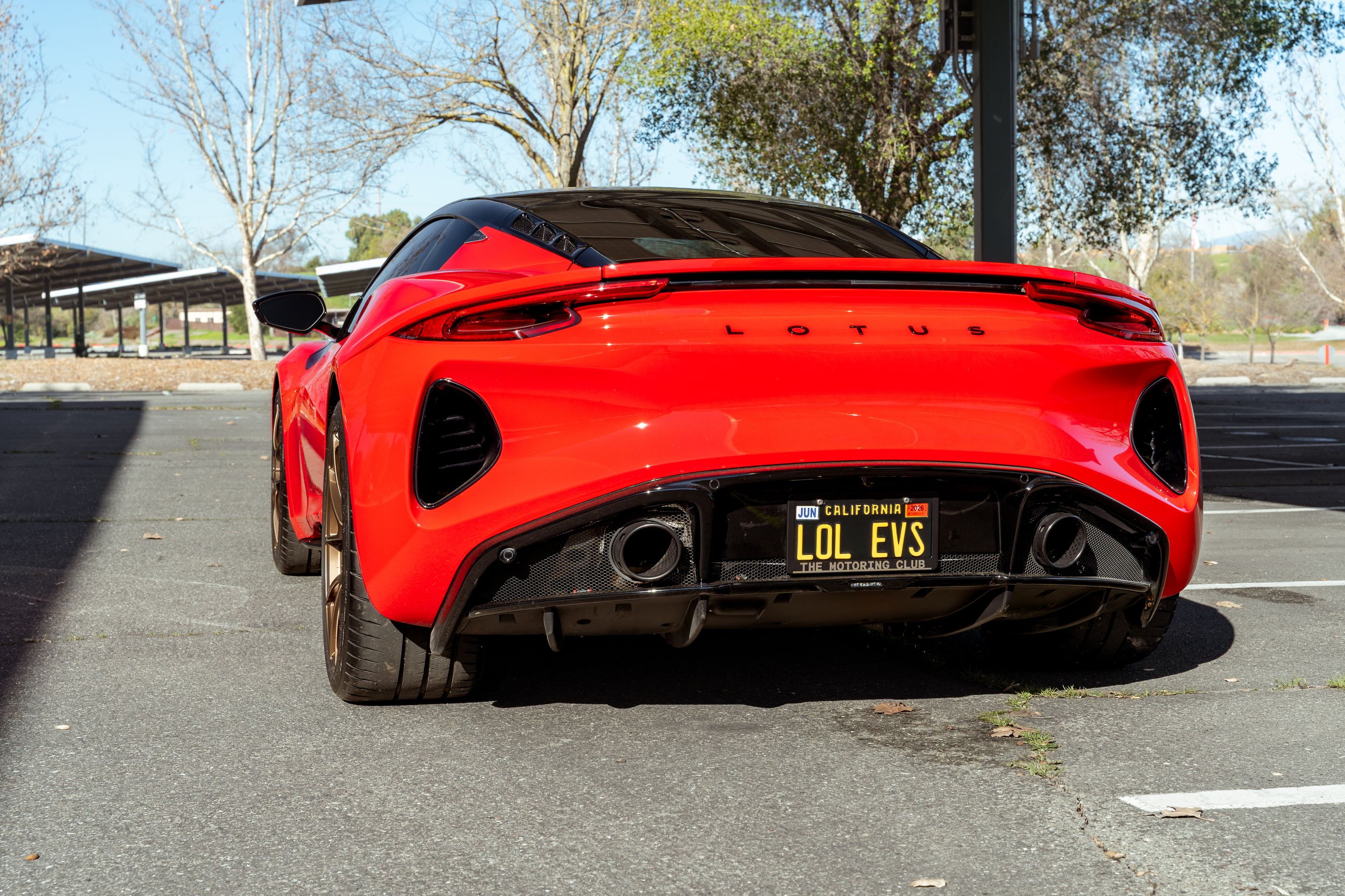 Red Lotus Emira with 20" VS-5RS Apex wheels in Anthracite