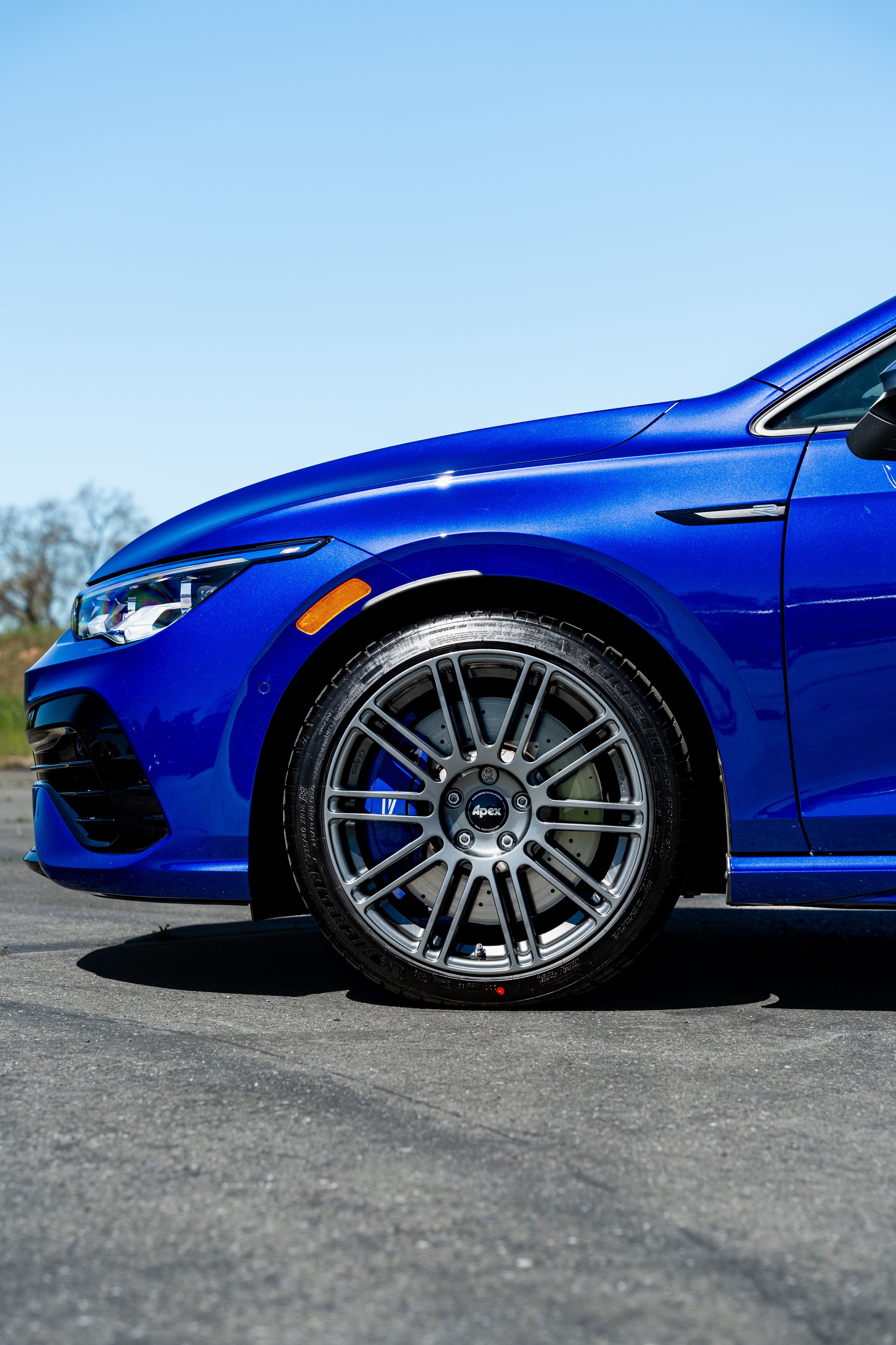 Blue VW MK8 Golf R with 18" TC-10RT Apex wheels in Anthracite