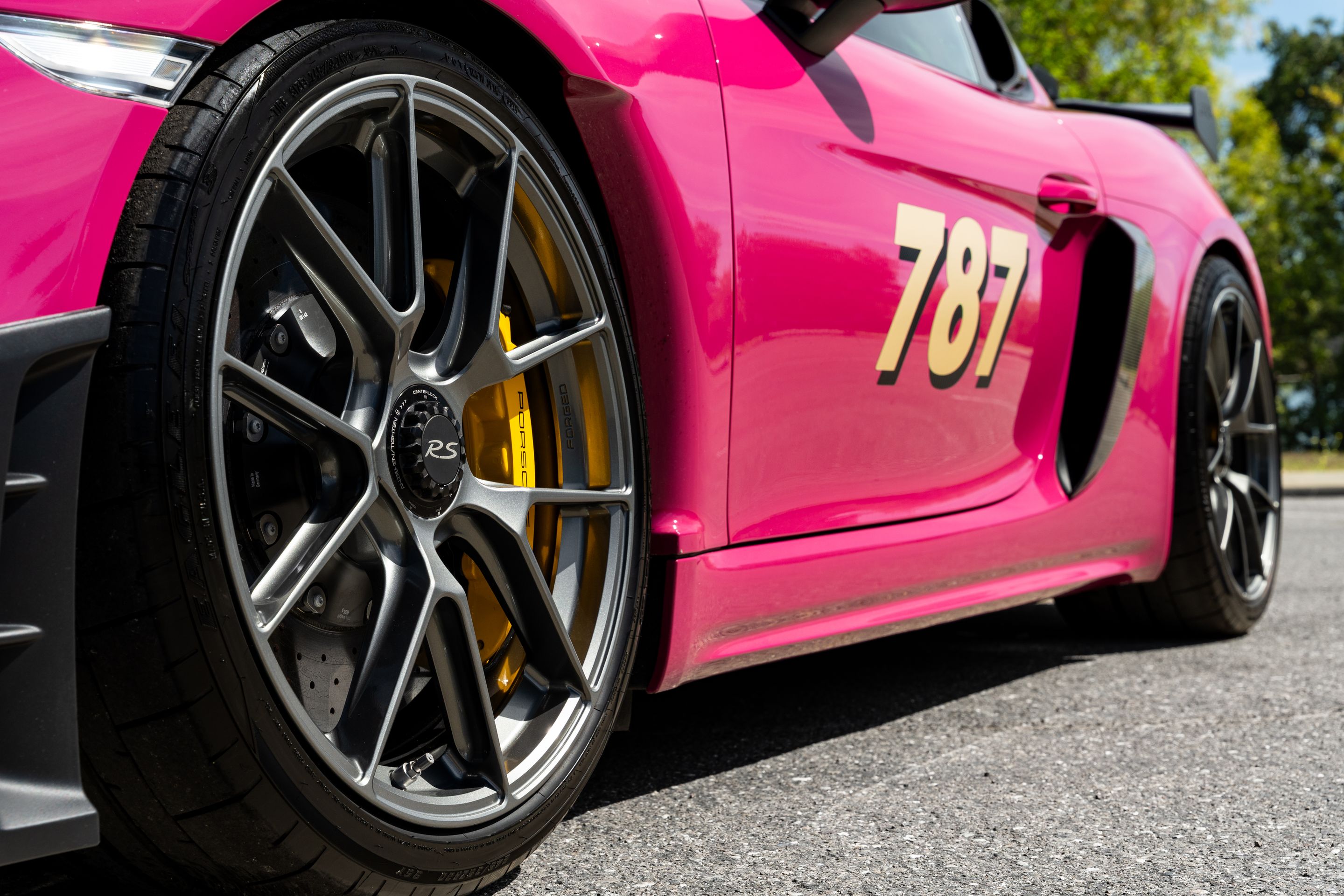 Pink Porsche 718 Cayman GT4 RS with 20" VS-5RS Apex wheels in Anthracite