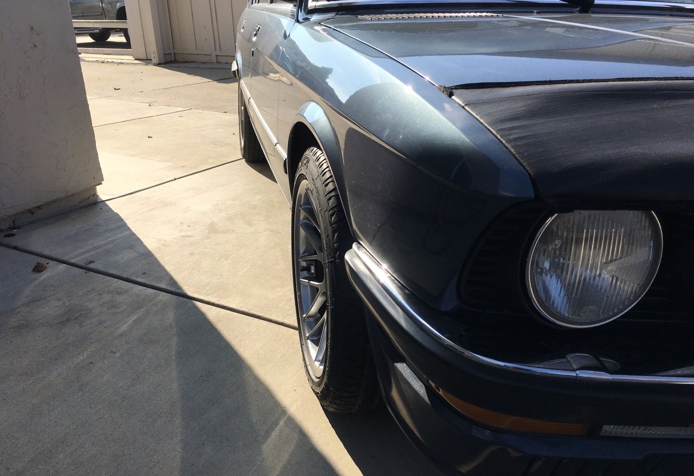Grey BMW E39 5 Series with 17" ARC-8 Apex wheels in Hyper Silver