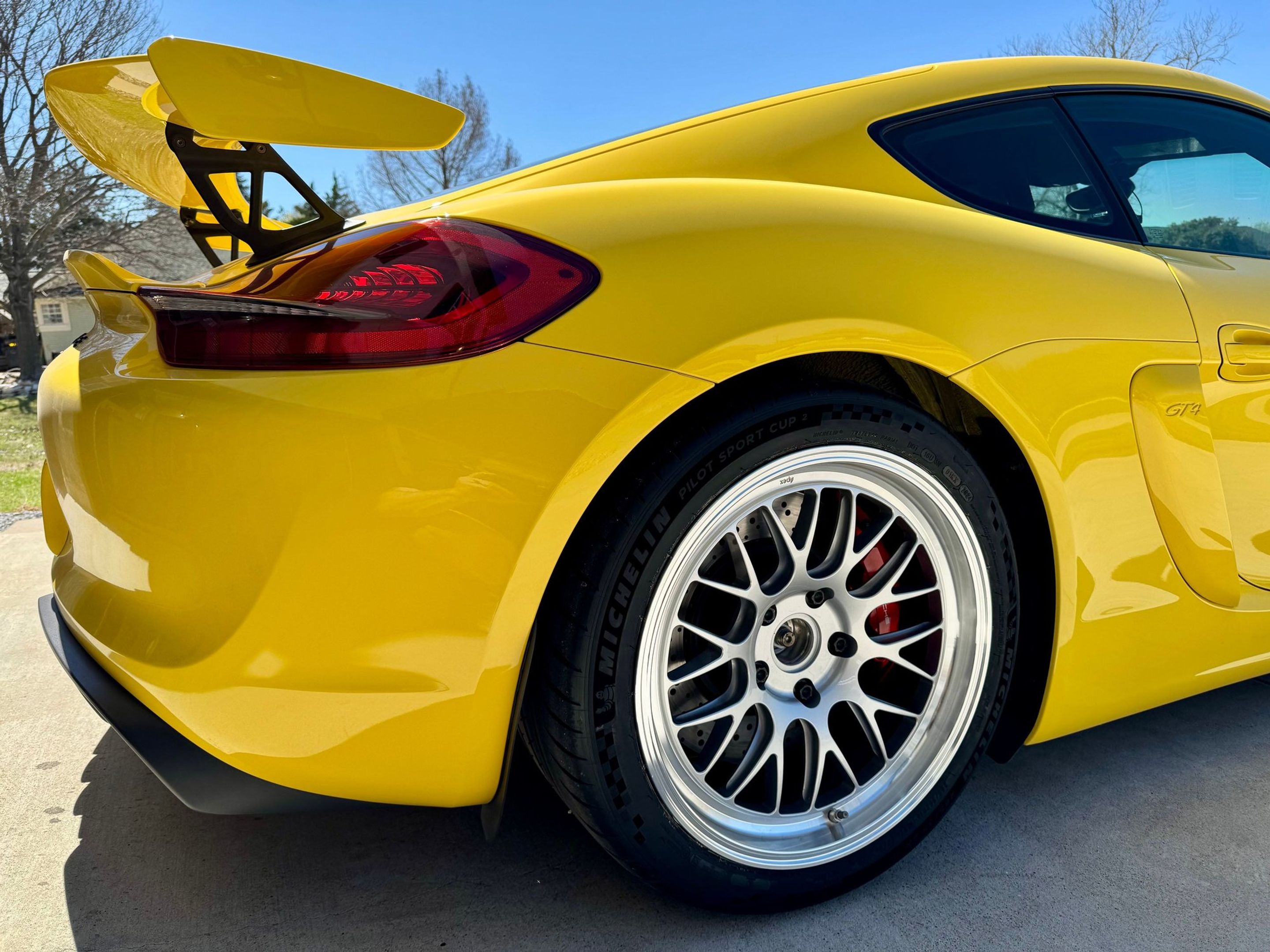 Yellow Porsche 981 Cayman GT4 with 19" ML-10RT Apex wheels in Machined Lip Race Silver