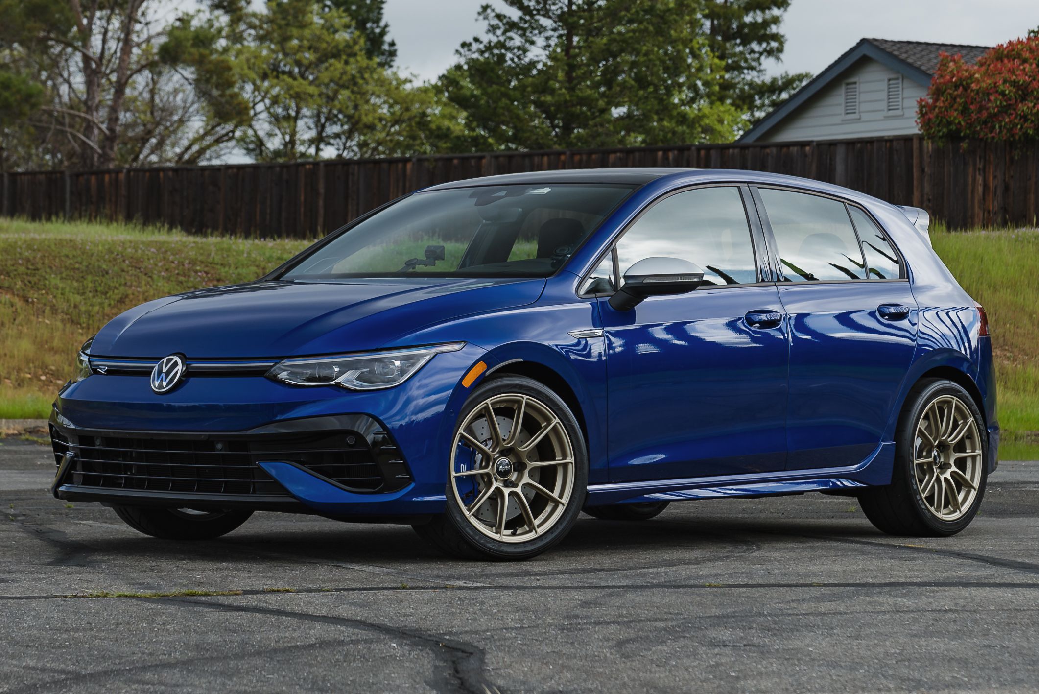 Blue VW MK8 Golf R with 18" SM-10RS Apex wheels in Motorsport Gold