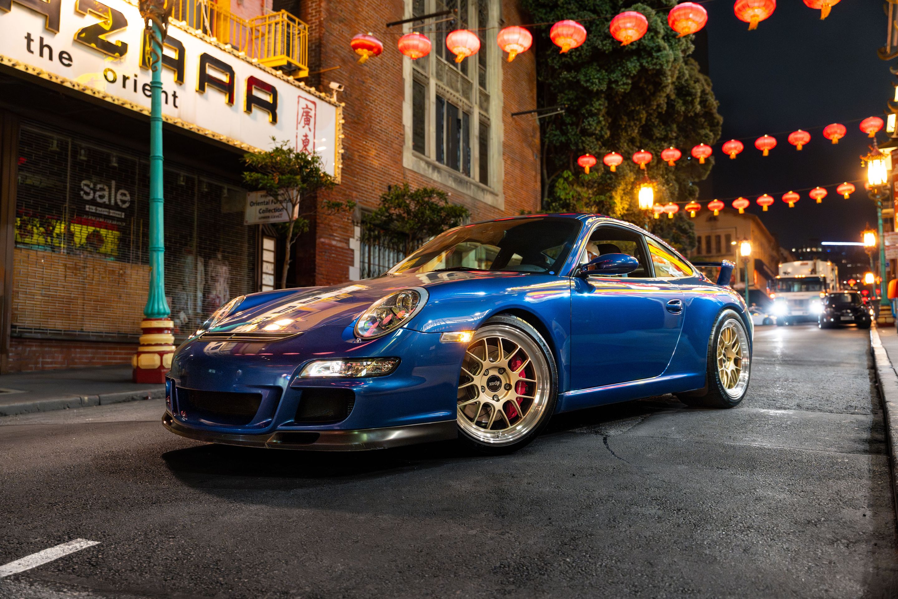 Blue Porsche 911 997 GT3 with 19" TEST-M Apex wheels in Machined Lip Gloss Motorsport Gold