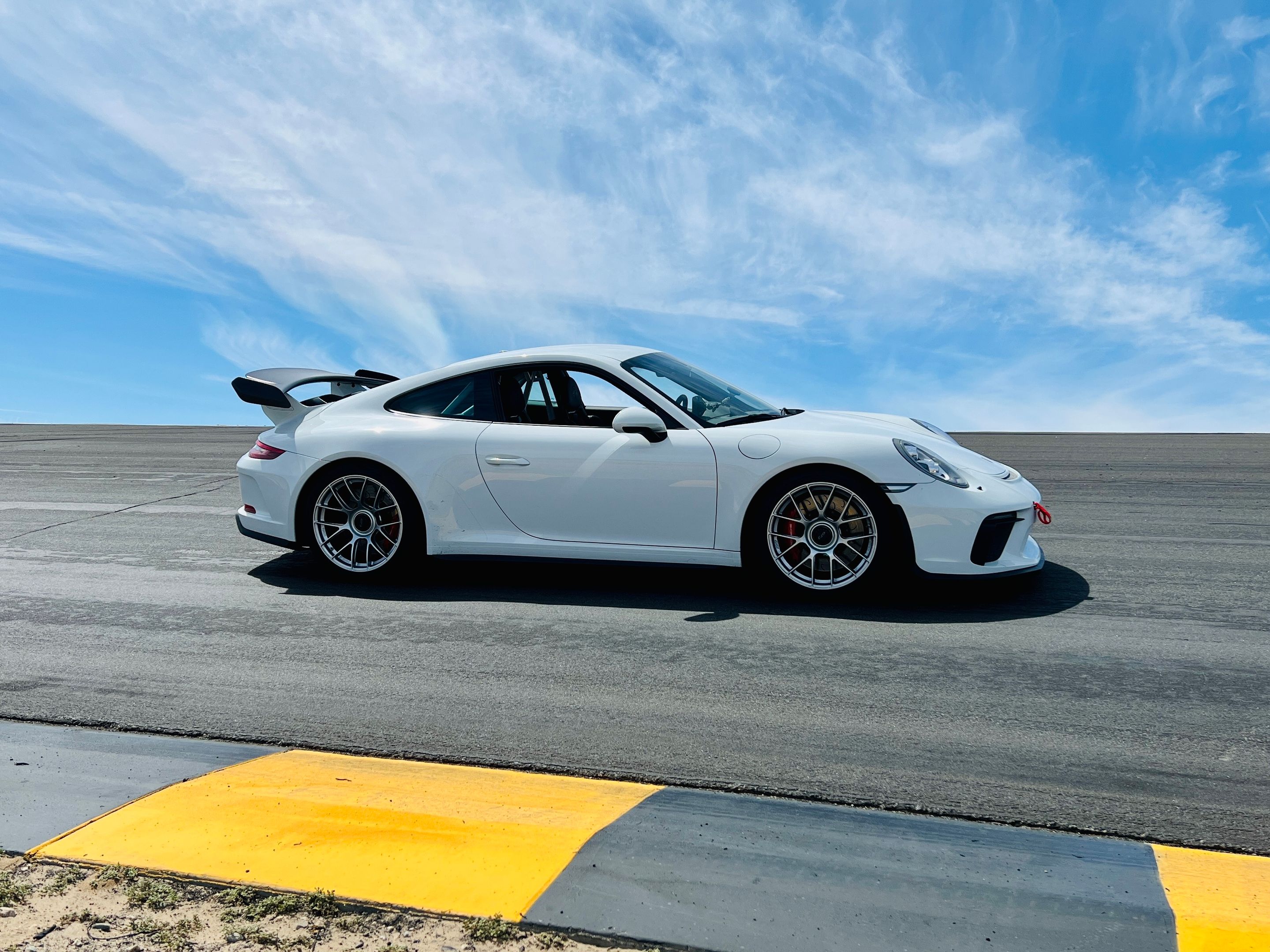 White Porsche 911 991.2 GT3 with 19" EC-7RS Apex wheels in Race Silver
