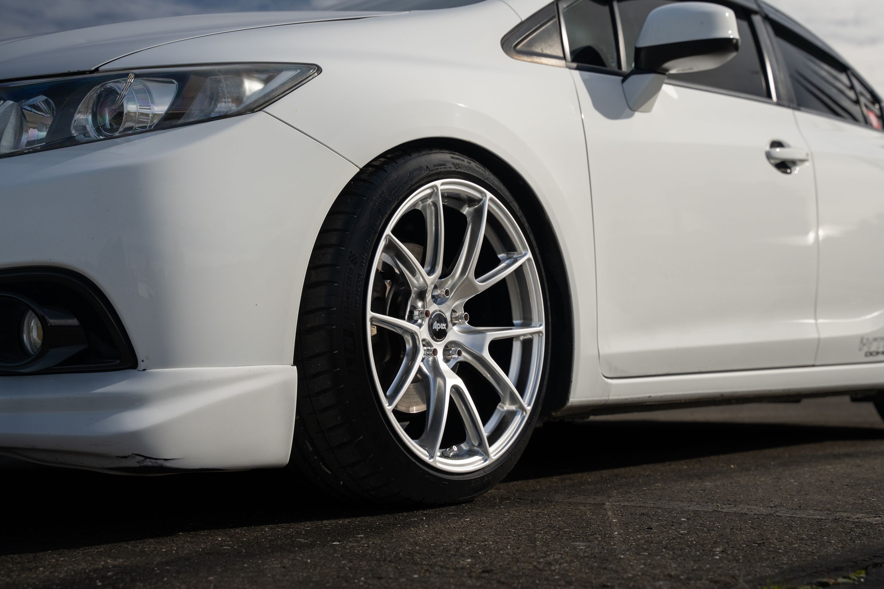 White Honda 9th Gen Civic with 18" VS-5 Apex wheels in Hyper Black
