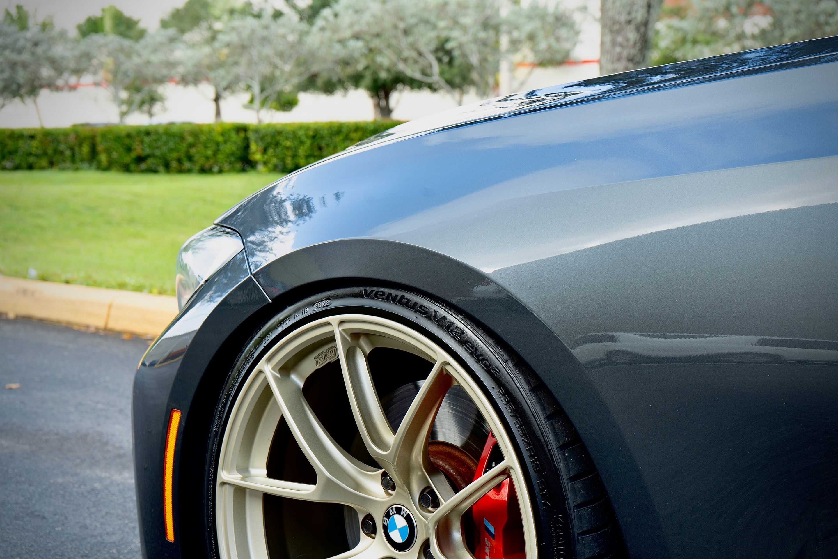 Grey BMW G20 Sedan 3 Series with 19" VS-5RS Apex wheels in Motorsport Gold