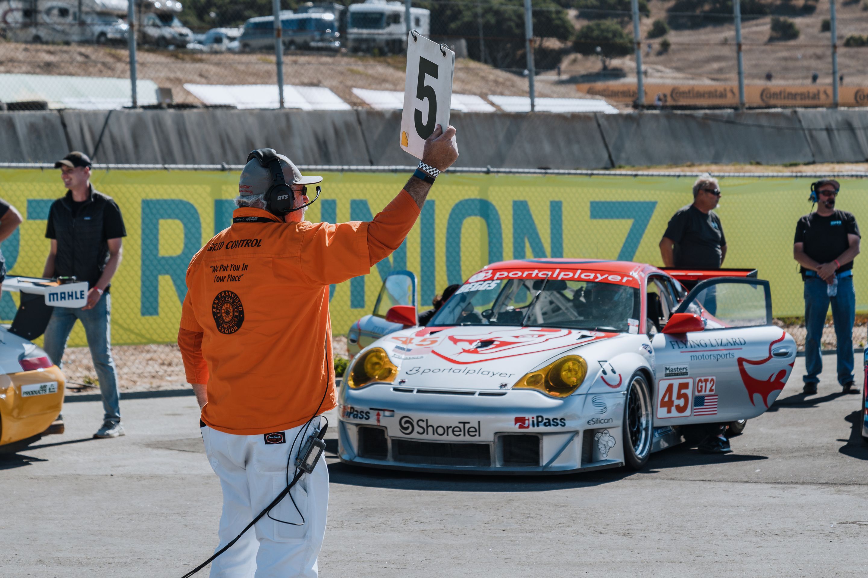 White Porsche 911 996 GT2 with 18" EC-7RS Apex wheels in Anthracite