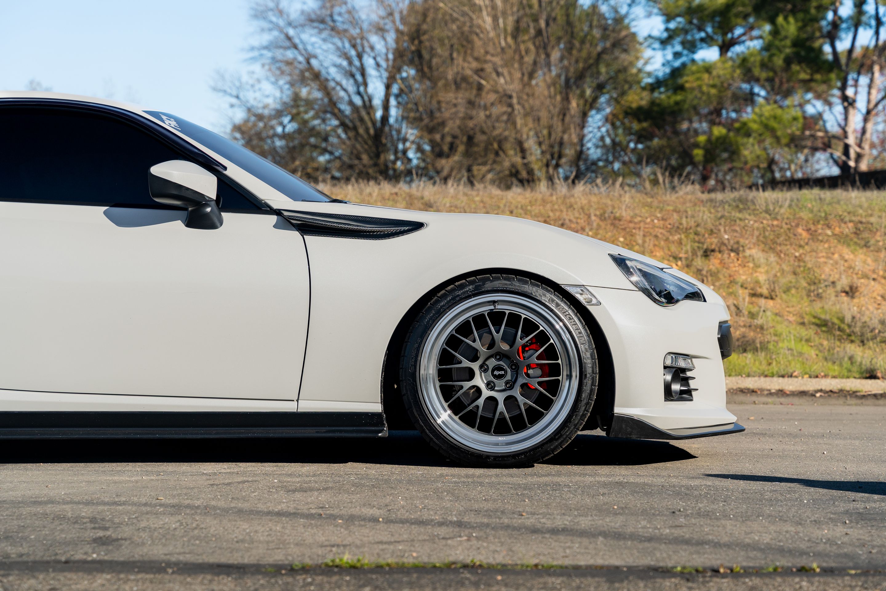 White Subaru ZC6 / Gen 1 BRZ with 18" ML-10RT Apex wheels in Machined Lip Anthracite