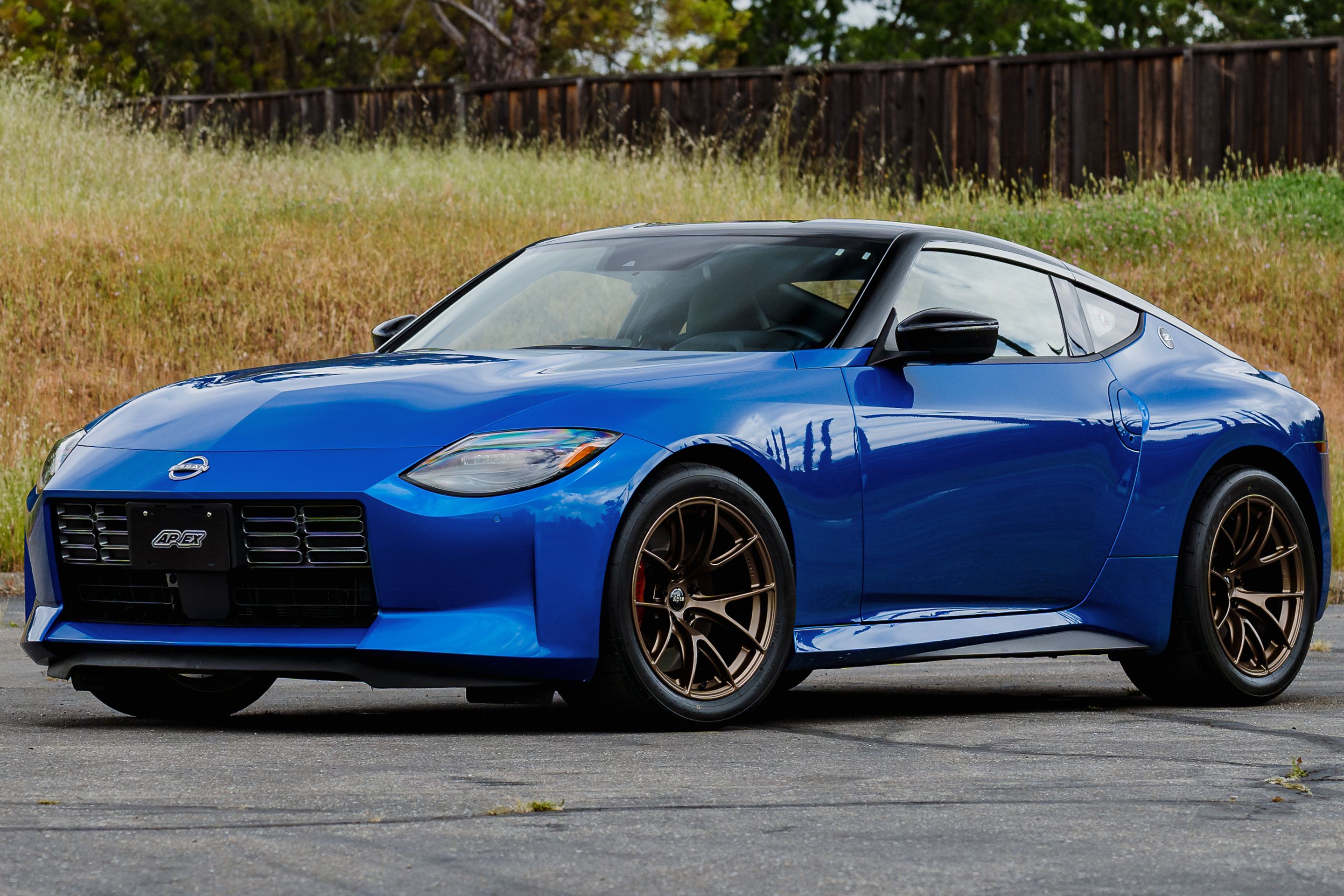 Blue Nissan Z with 18" VS-5RS Apex wheels in Satin Bronze