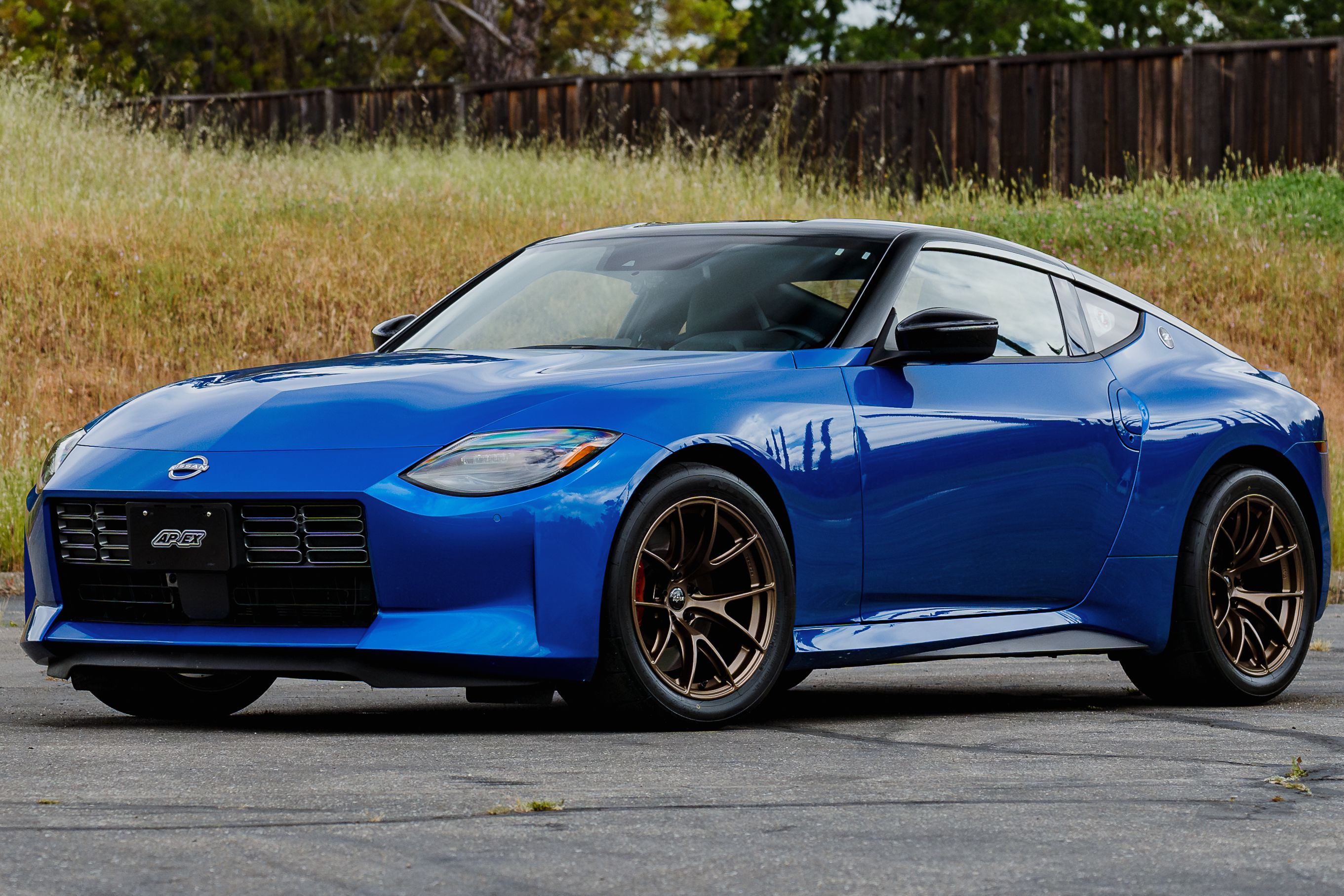 Blue Nissan Z with 18" VS-5RS Apex wheels in Satin Bronze