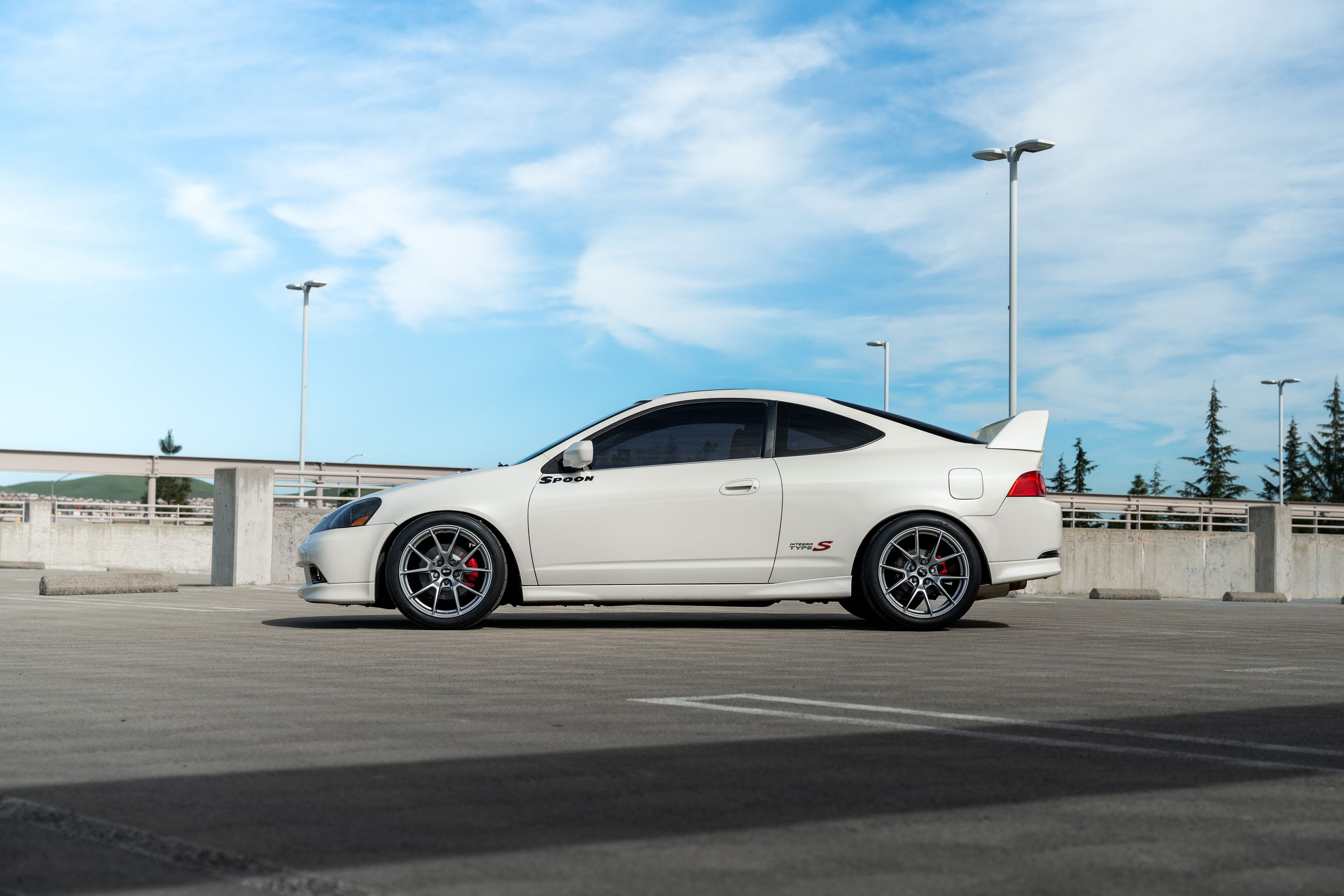 White Acura DC5 RSX with 18" VS-5 Apex wheels in Hyper Black