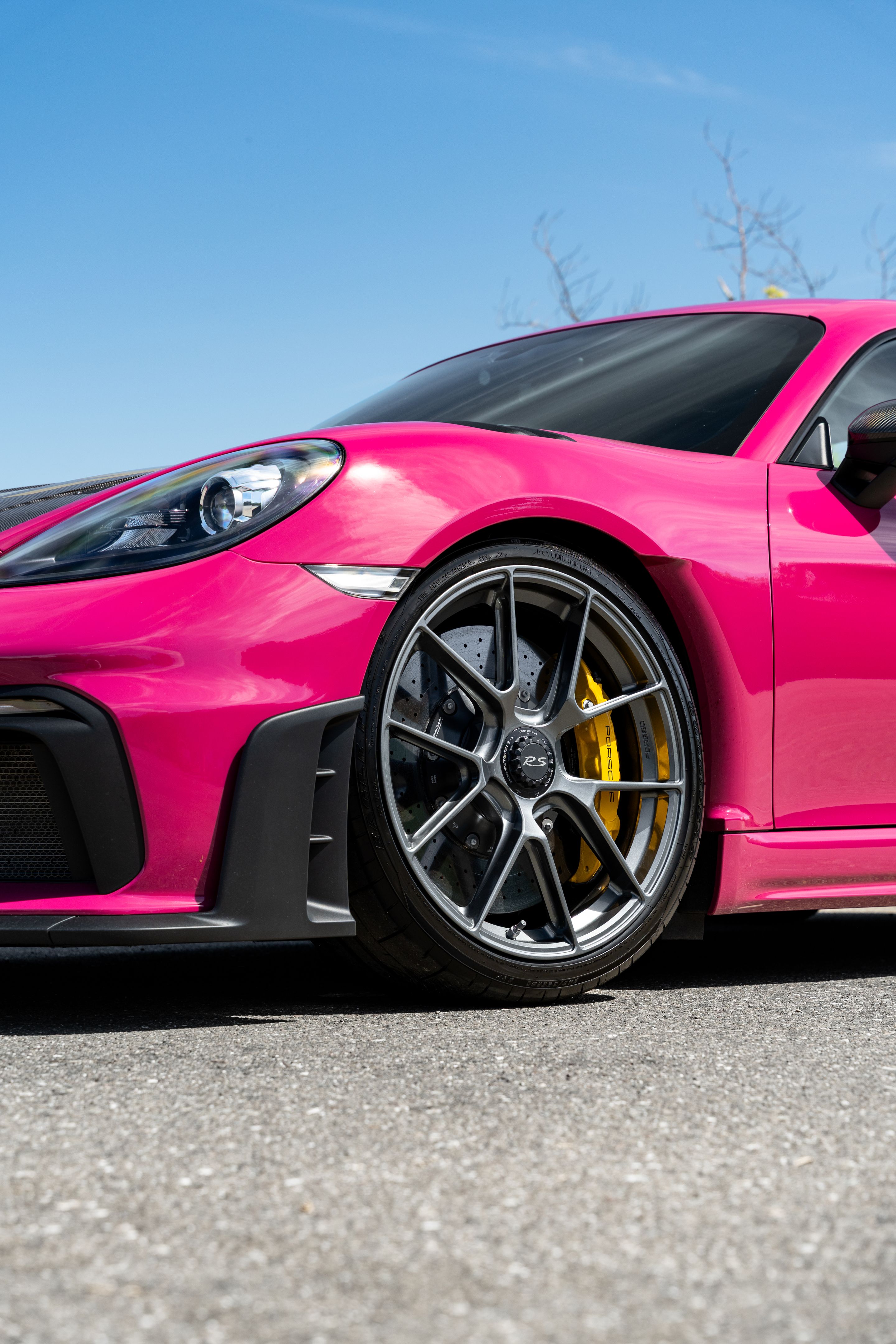 Pink Porsche 718 Cayman GT4 RS with 20" VS-5RS Apex wheels in Anthracite