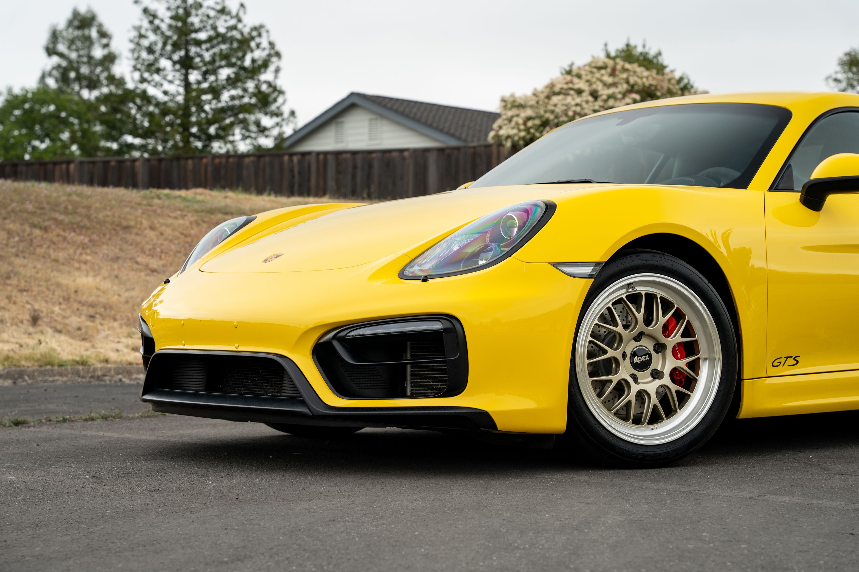 Yellow Porsche 981 Cayman GTS with 18" ML-10RT Apex wheels in Machined Lip Gloss Motorsport Gold