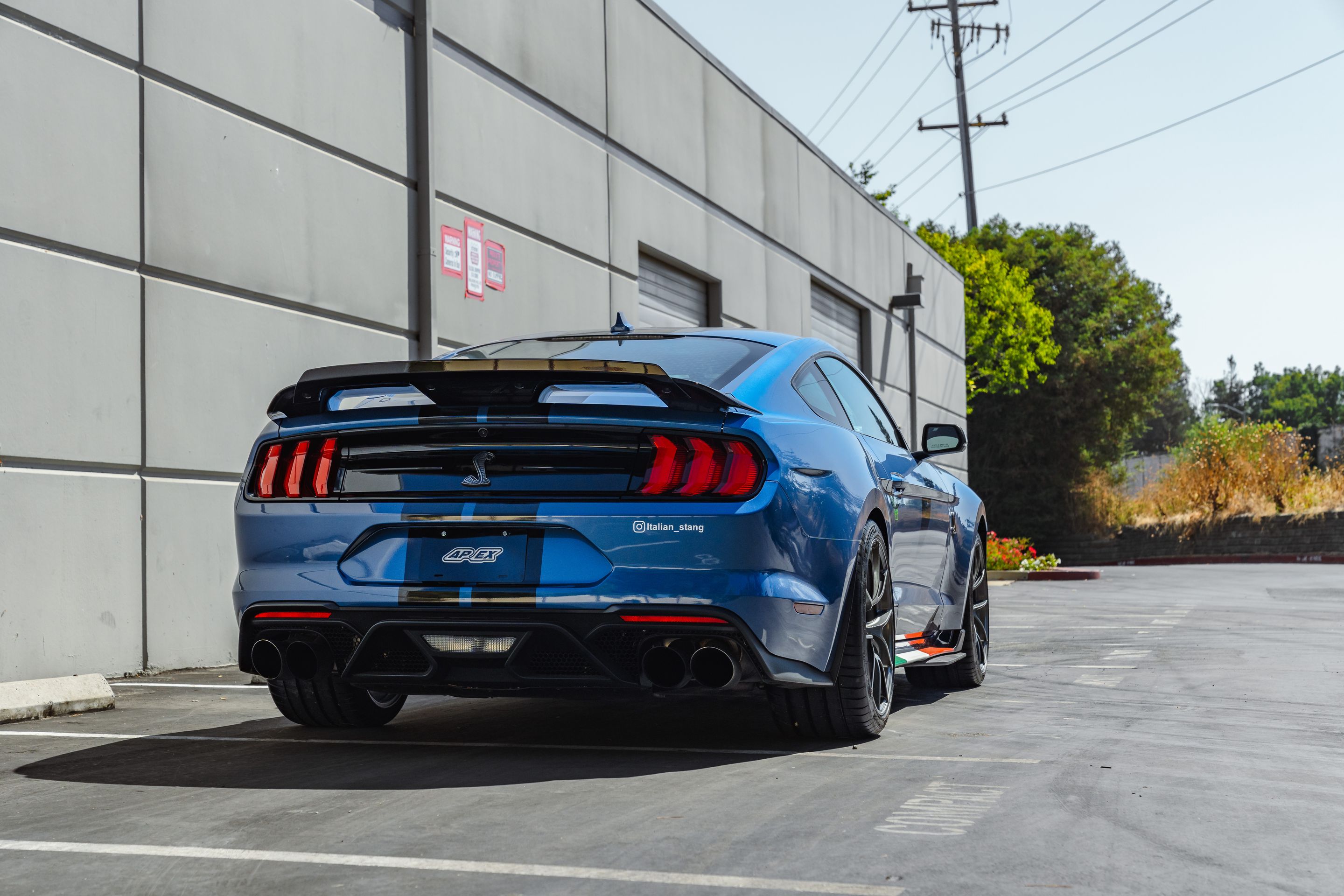 Blue Ford S550 Mustang GT500 with 20" VS-5RS Apex wheels in Anthracite