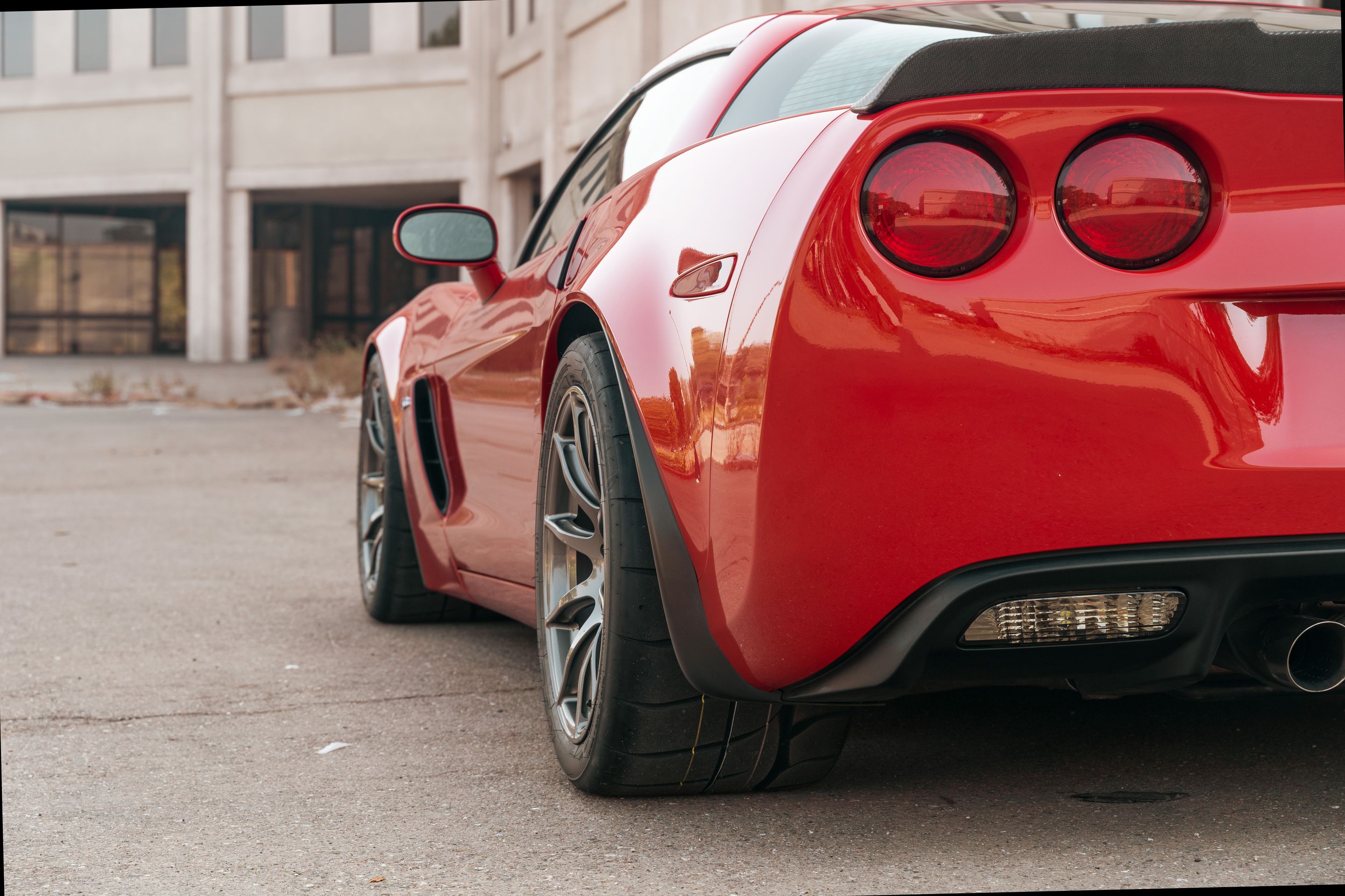 Red Chevrolet C6 Corvette Z06 with 18" SM-10 Apex wheels in Anthracite