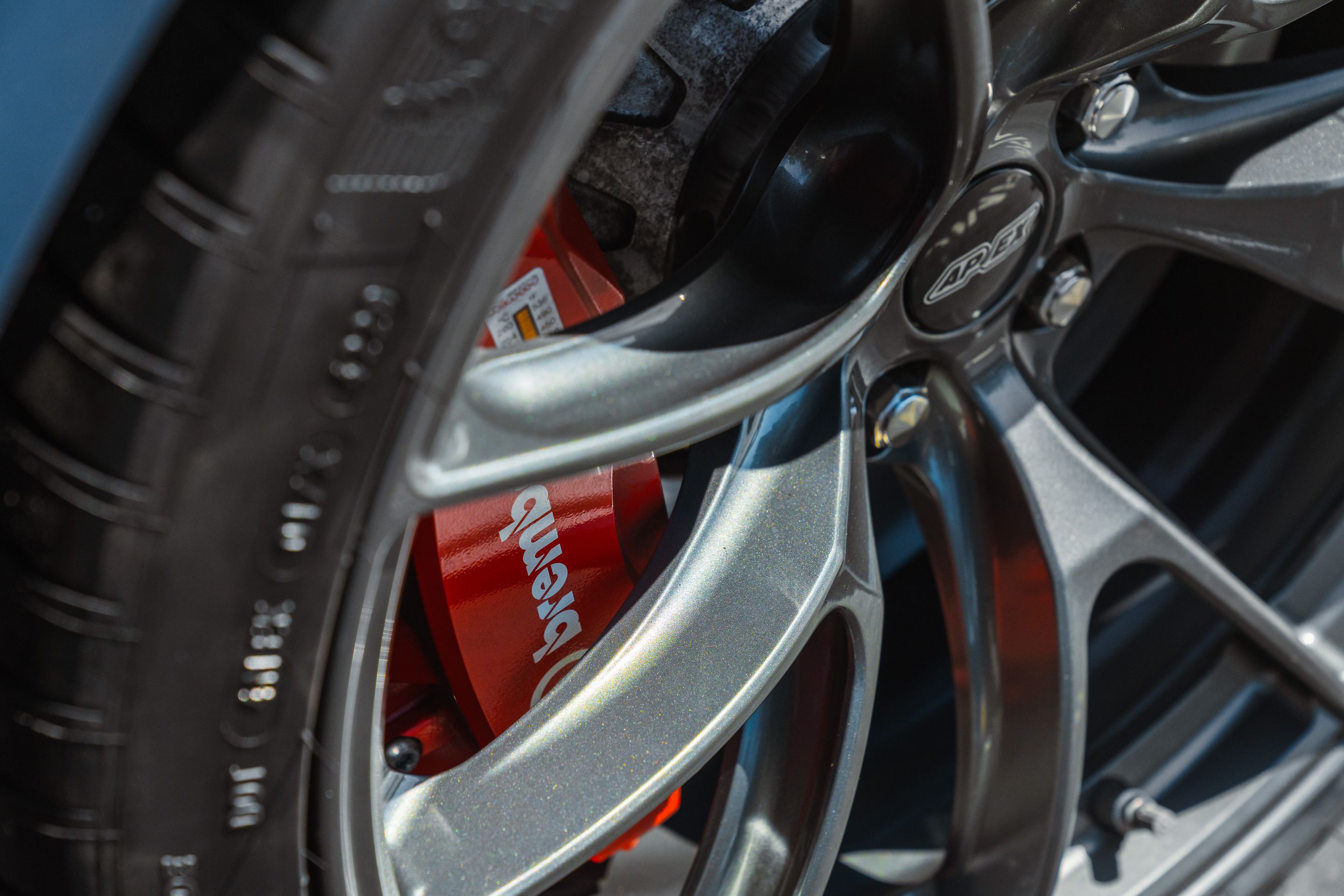 Blue Ford S550 Mustang GT500 with 20" VS-5RS Apex wheels in Anthracite