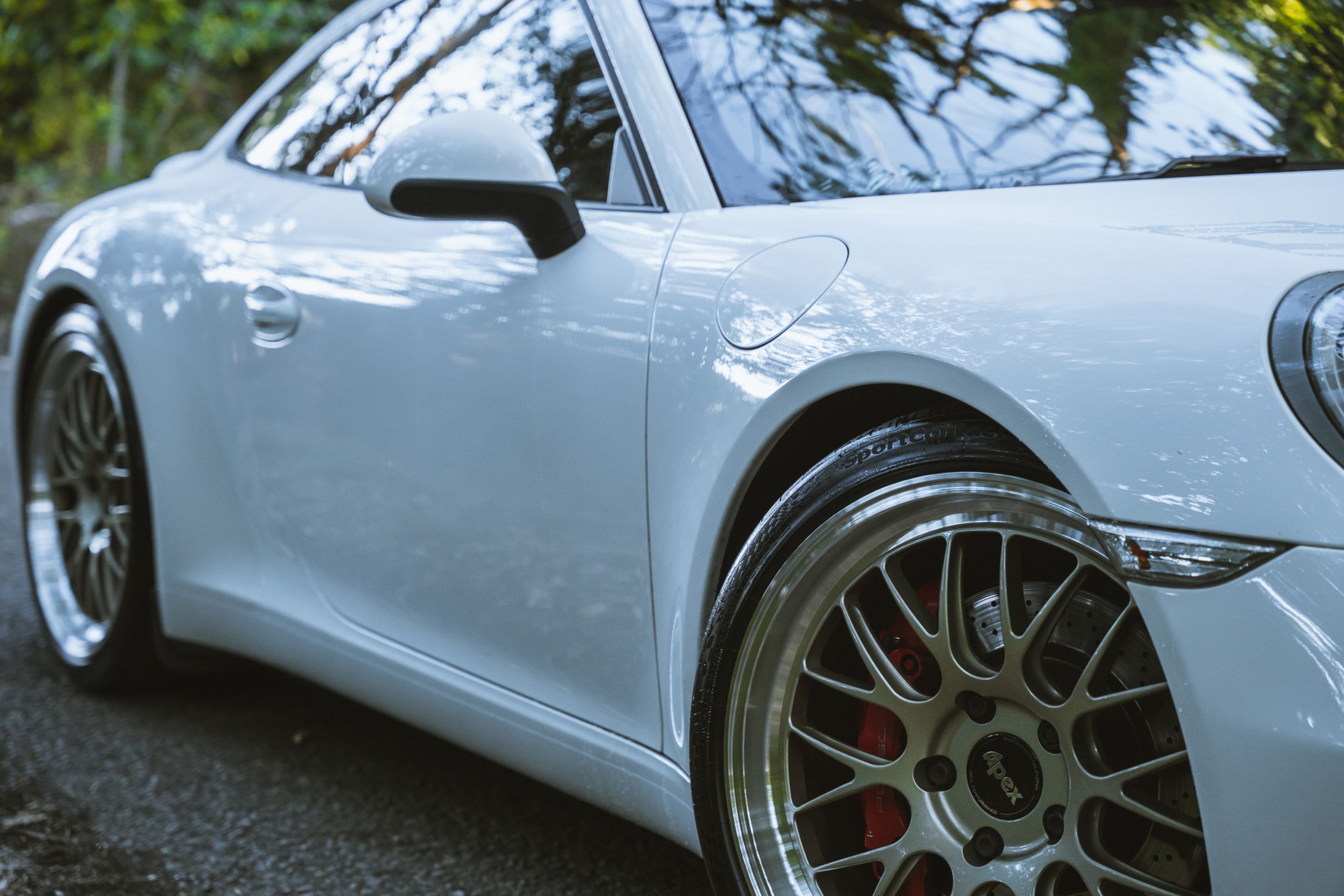 White Porsche 911 991.1 Carrera S with 20" ML-10RT Apex wheels in Machined Lip Gloss Motorsport Gold
