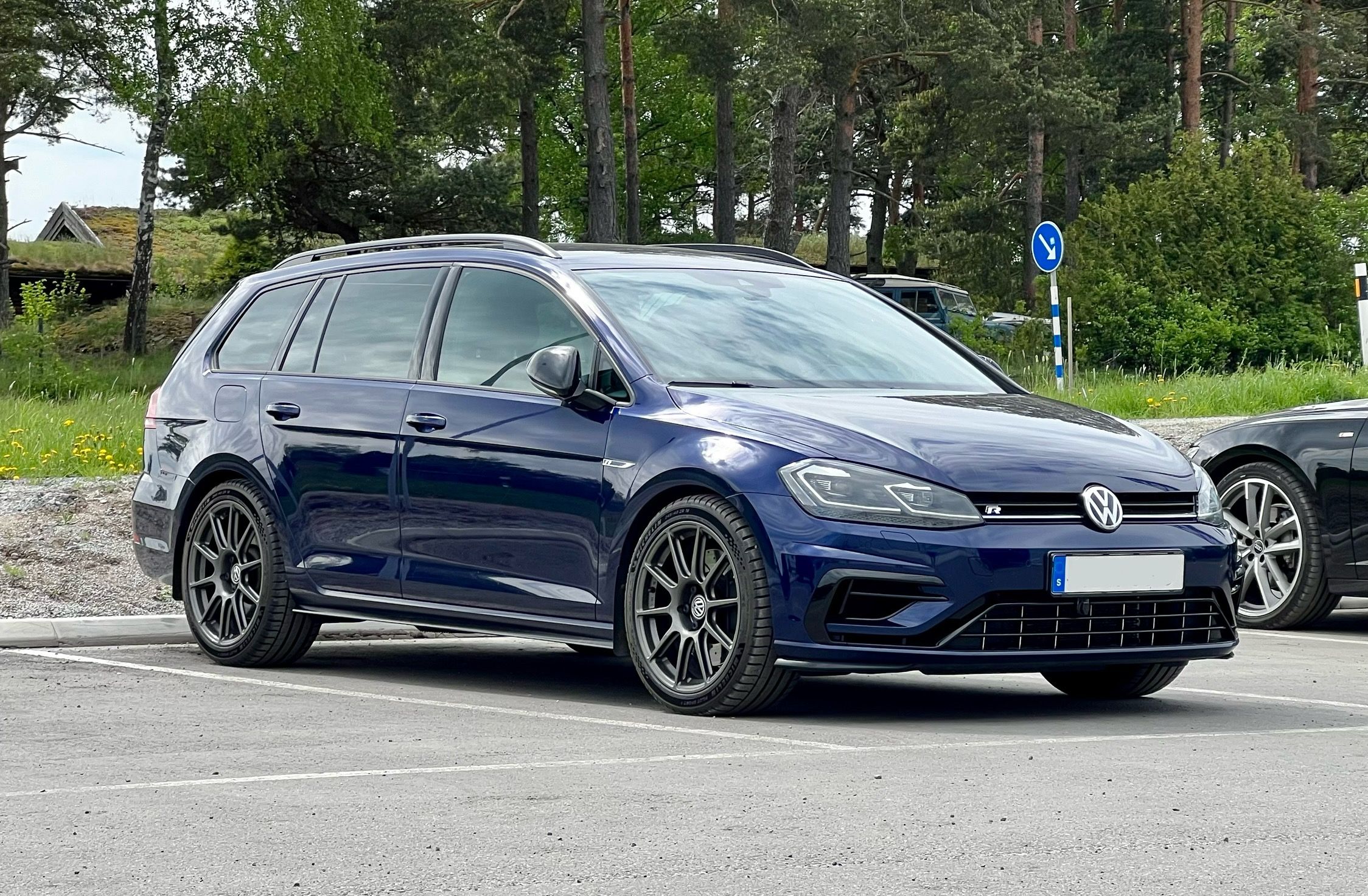 Blue VW MK7 Golf R with 18" SM-10 Apex wheels in Anthracite