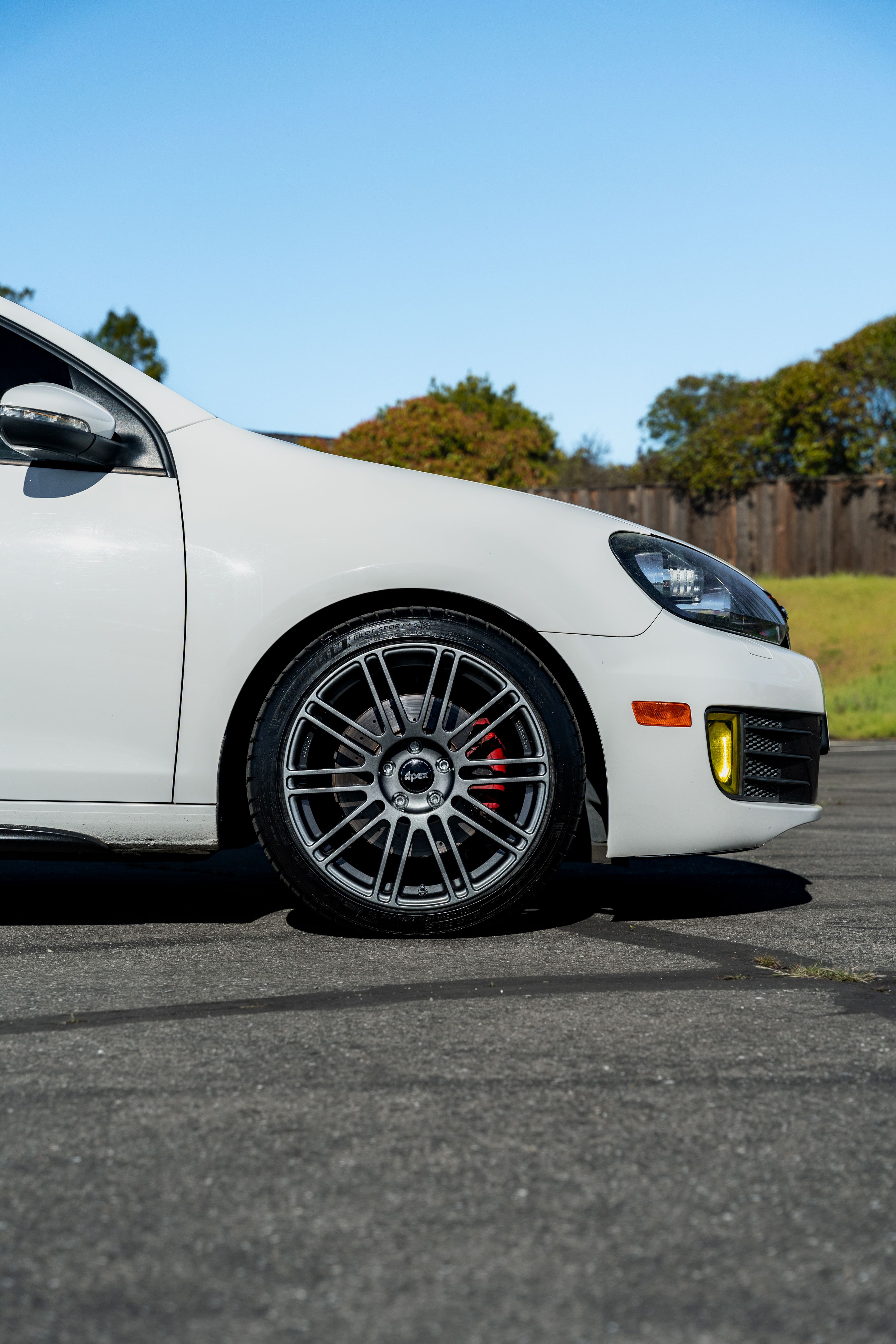 White VW MK6 GTI with 18" TC-10RT Apex wheels in Anthracite
