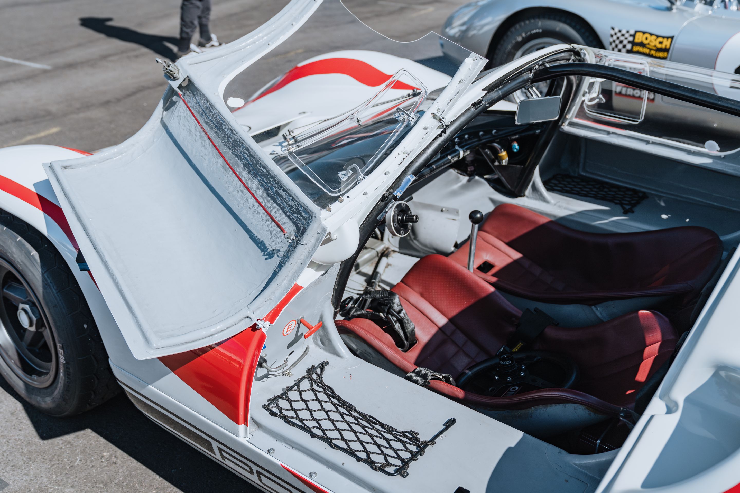 White Porsche 911 996 GT2 with 18" EC-7RS Apex wheels in Anthracite