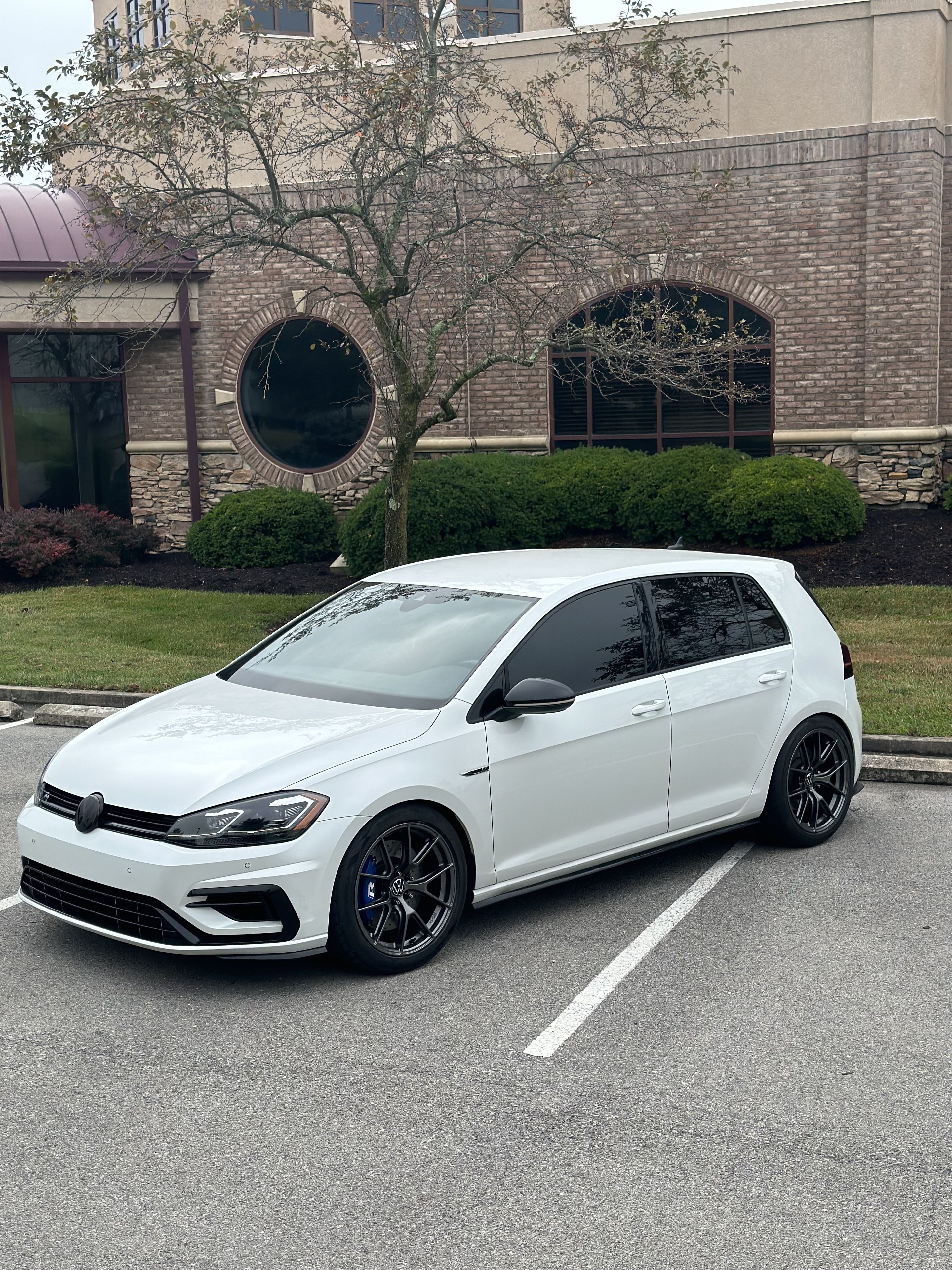 White VW MK7 Golf R with 18" VS-5RS Apex wheels in Anthracite